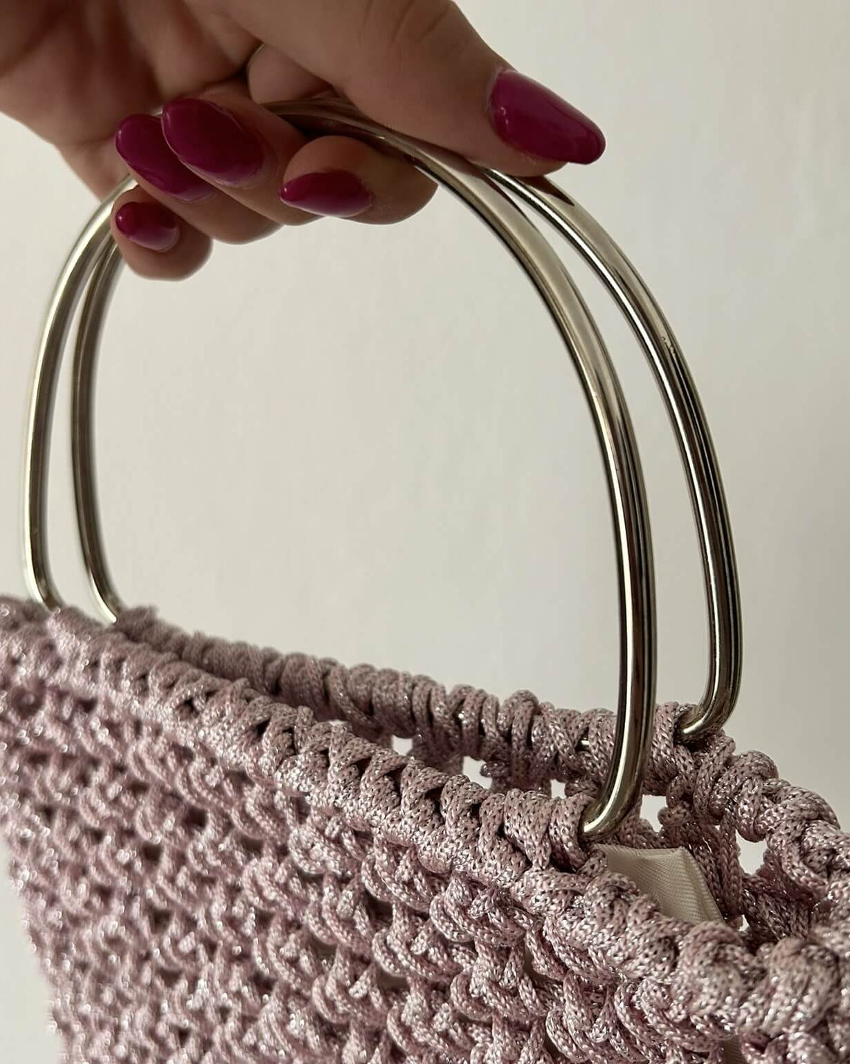 Borsa Gaia all'uncinetto finita – mini borsa gioiello elegante con manico ad anello oro