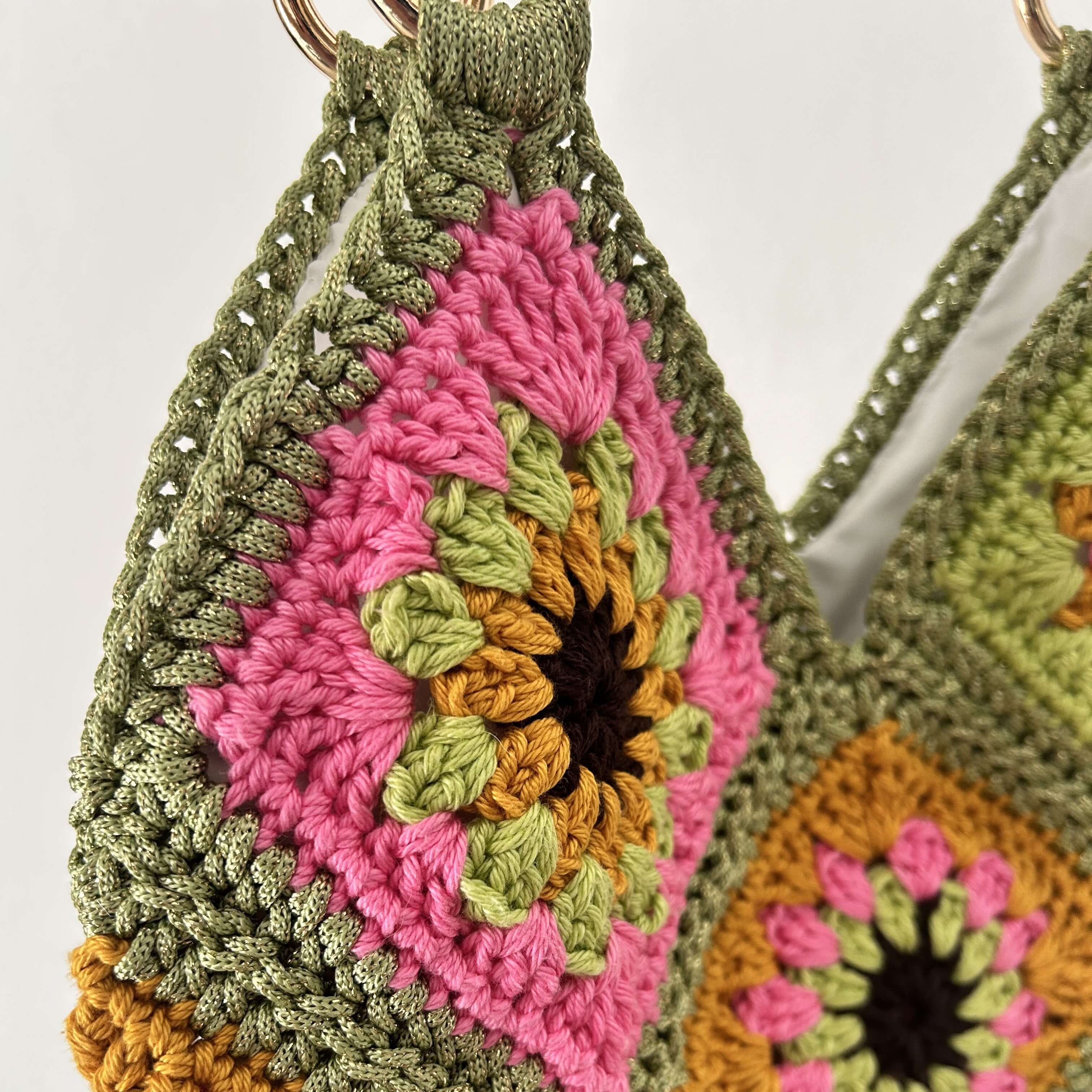 Borsa granny realizzata all'uncinetto con gomitoli di cotone colorato
