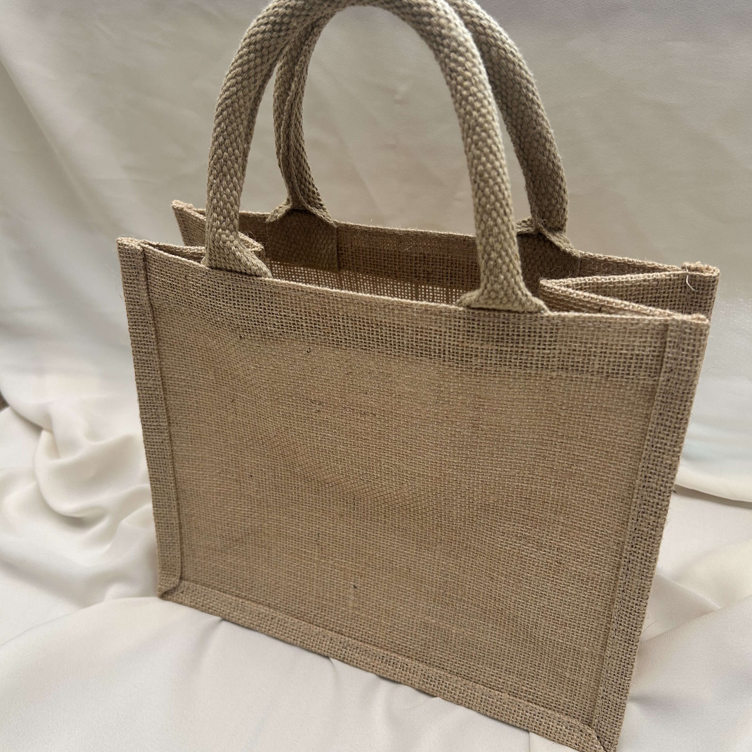 Borsa in juta di medie dimensioni pensata per borse con decorazioni in cotone o estive