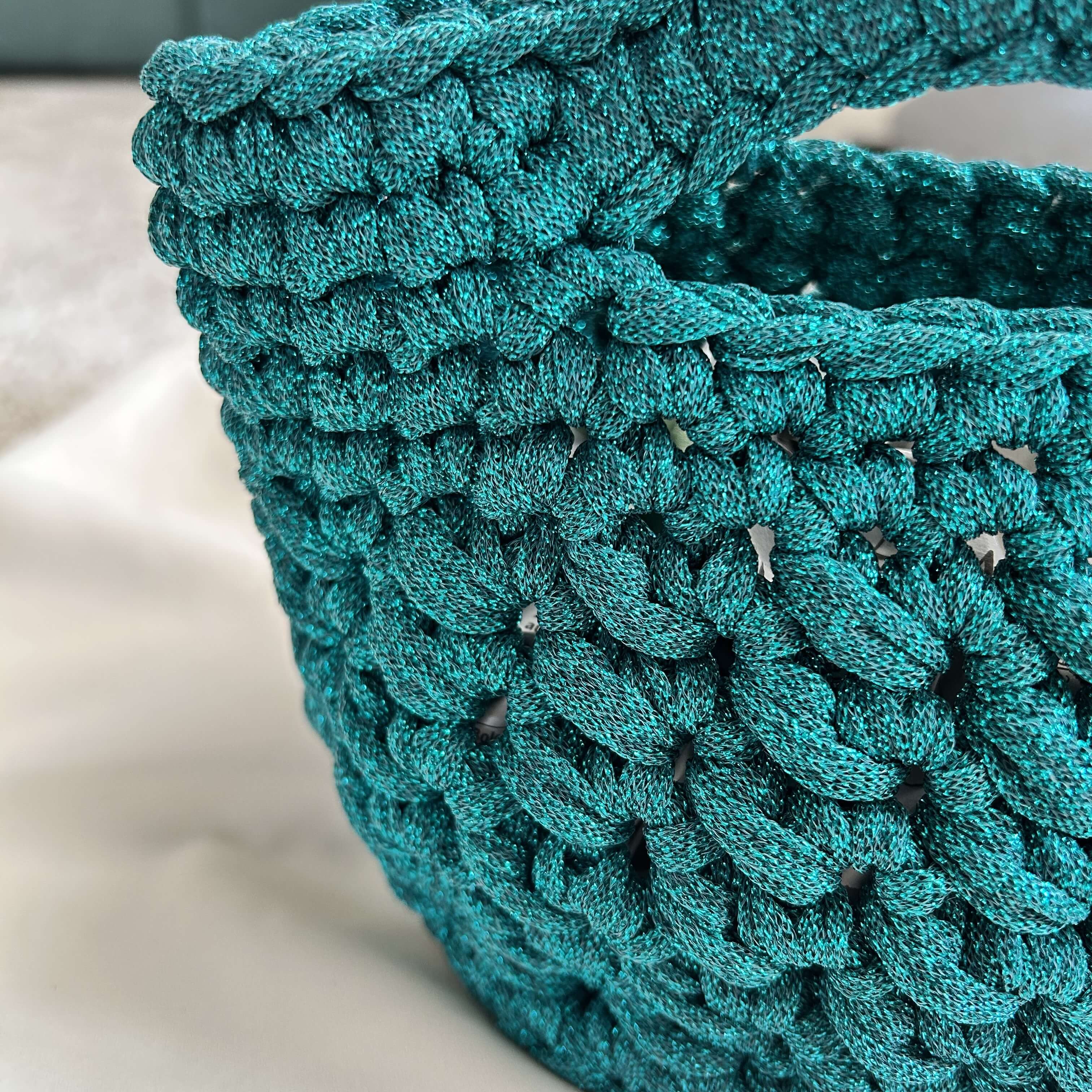 Borsa all'uncinetto realizzata con fettuccia lurex