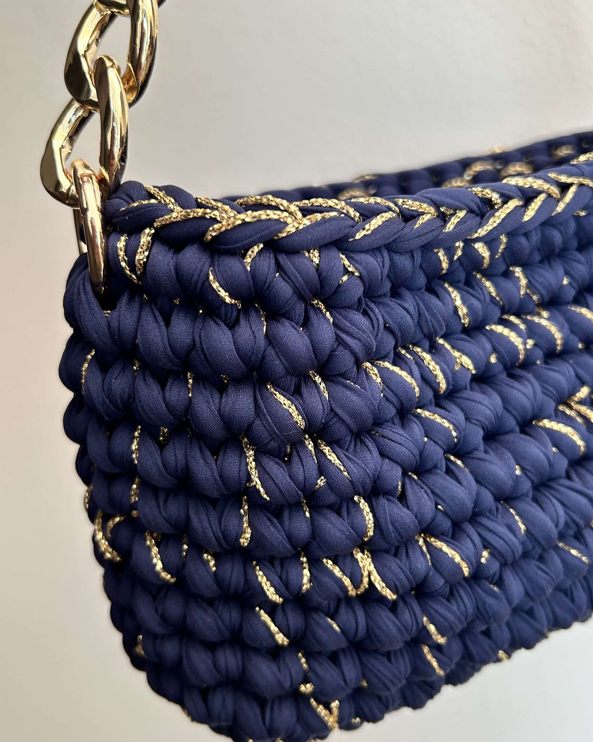 Filo lurex da lavorare assieme a fettucce e cordini per realizzare borse all'uncinetto