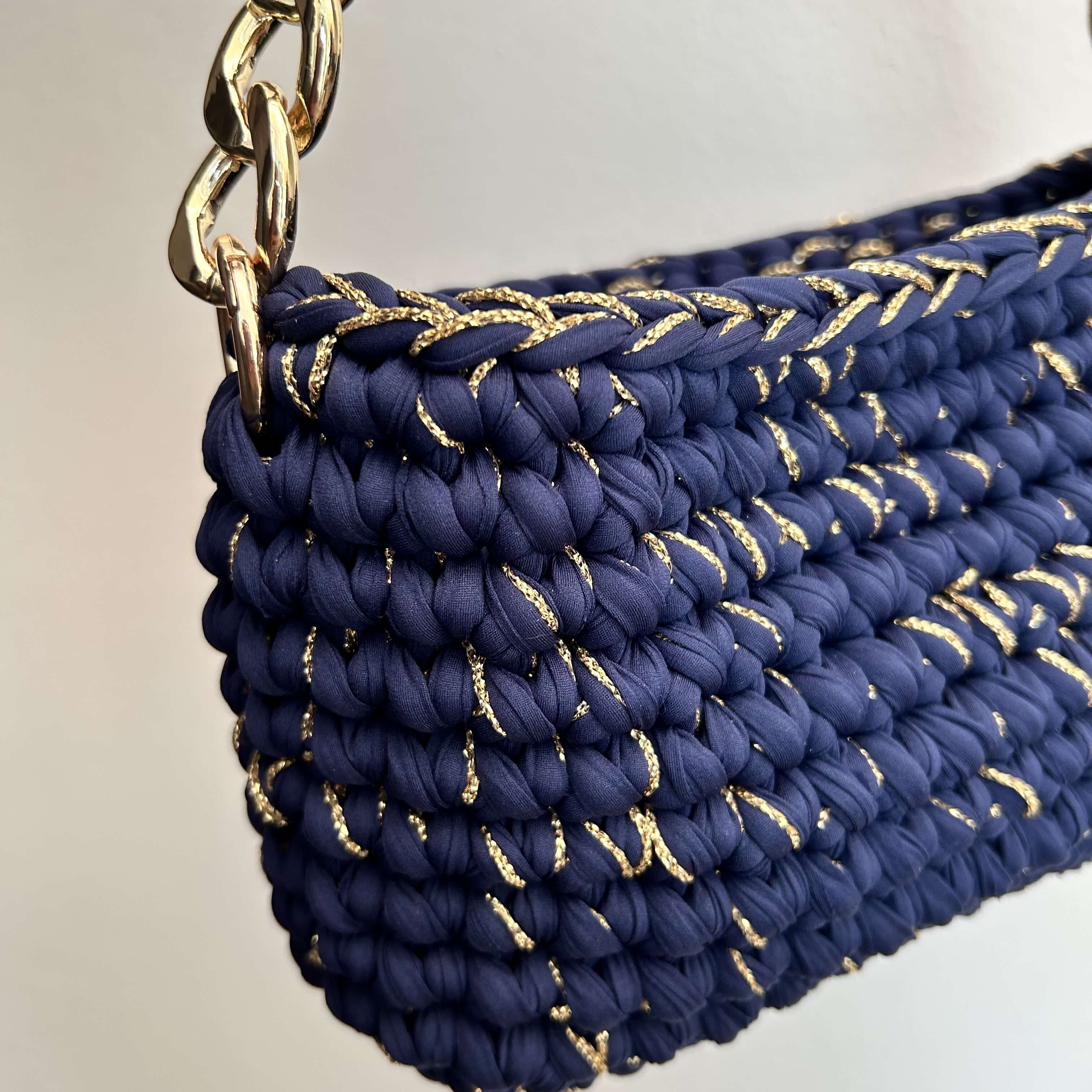 Filo lurex da lavorare assieme a fettucce e cordini per realizzare borse all'uncinetto