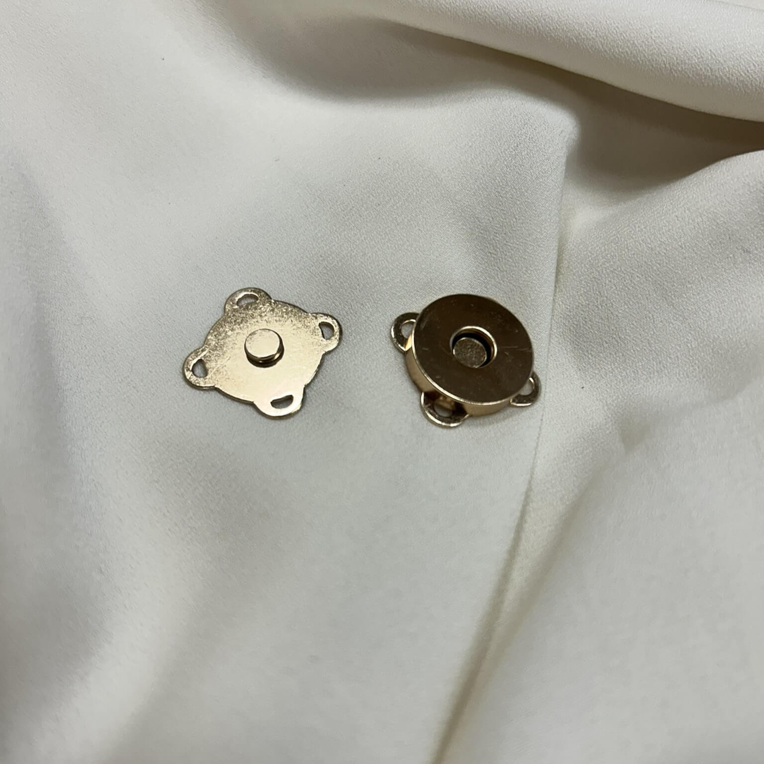 Chiusura a calamita da aggiungere alle borse all'uncinetto usando ago e filo da cucito