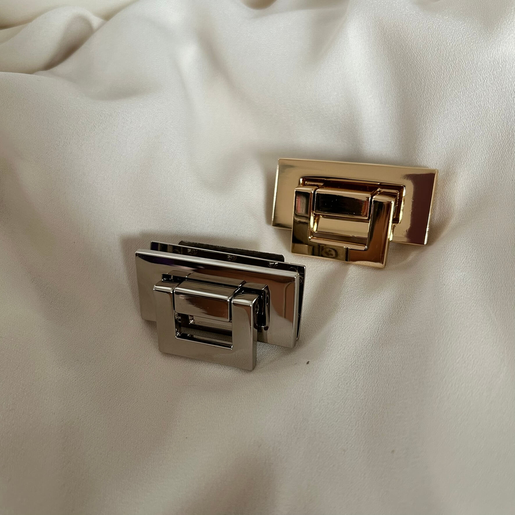 Chiusura a girello in metallo per borse all'uncinetto dalla forma rettangolare