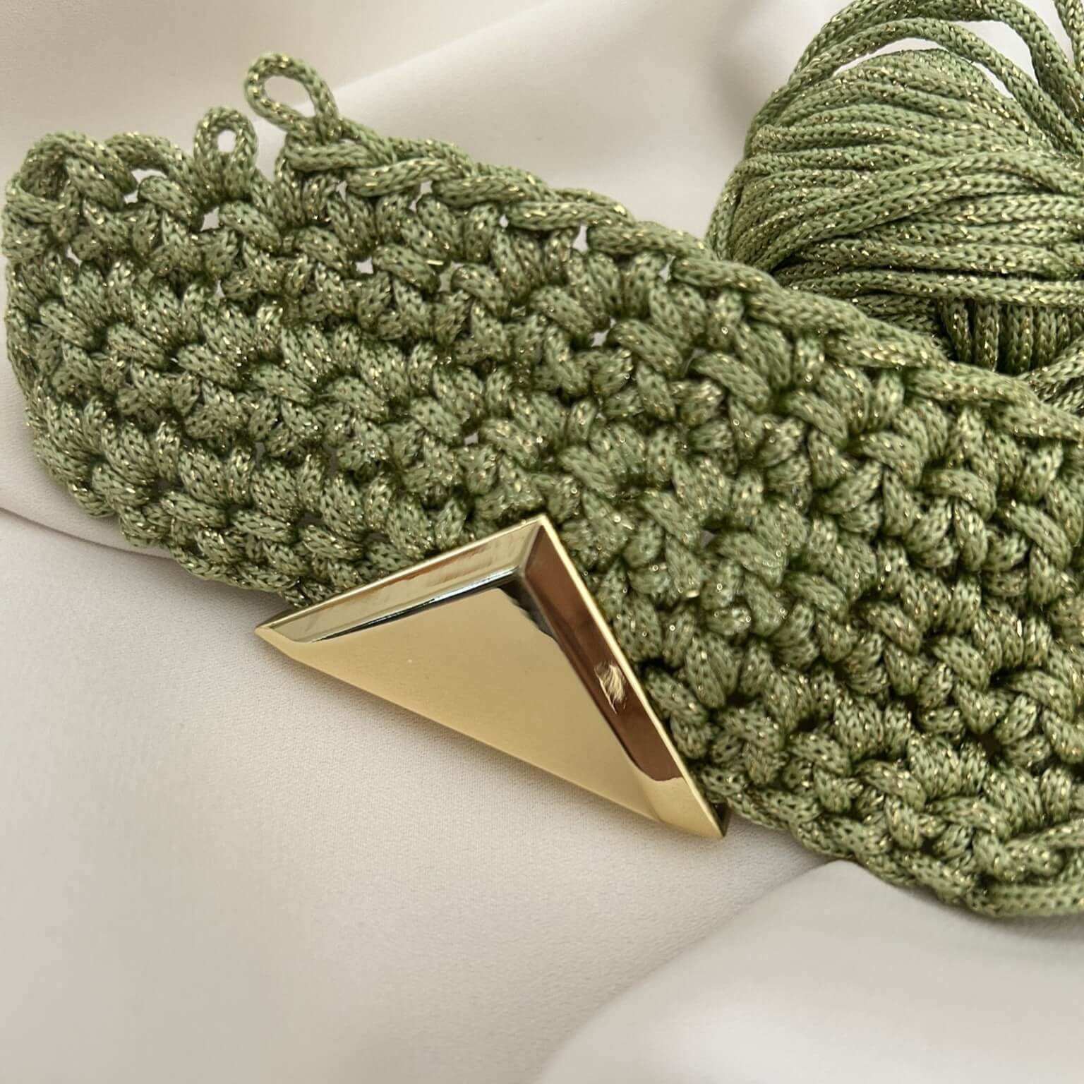 Chiusura a cartella a forma di triangolo rovesciato dal colore oro e argento