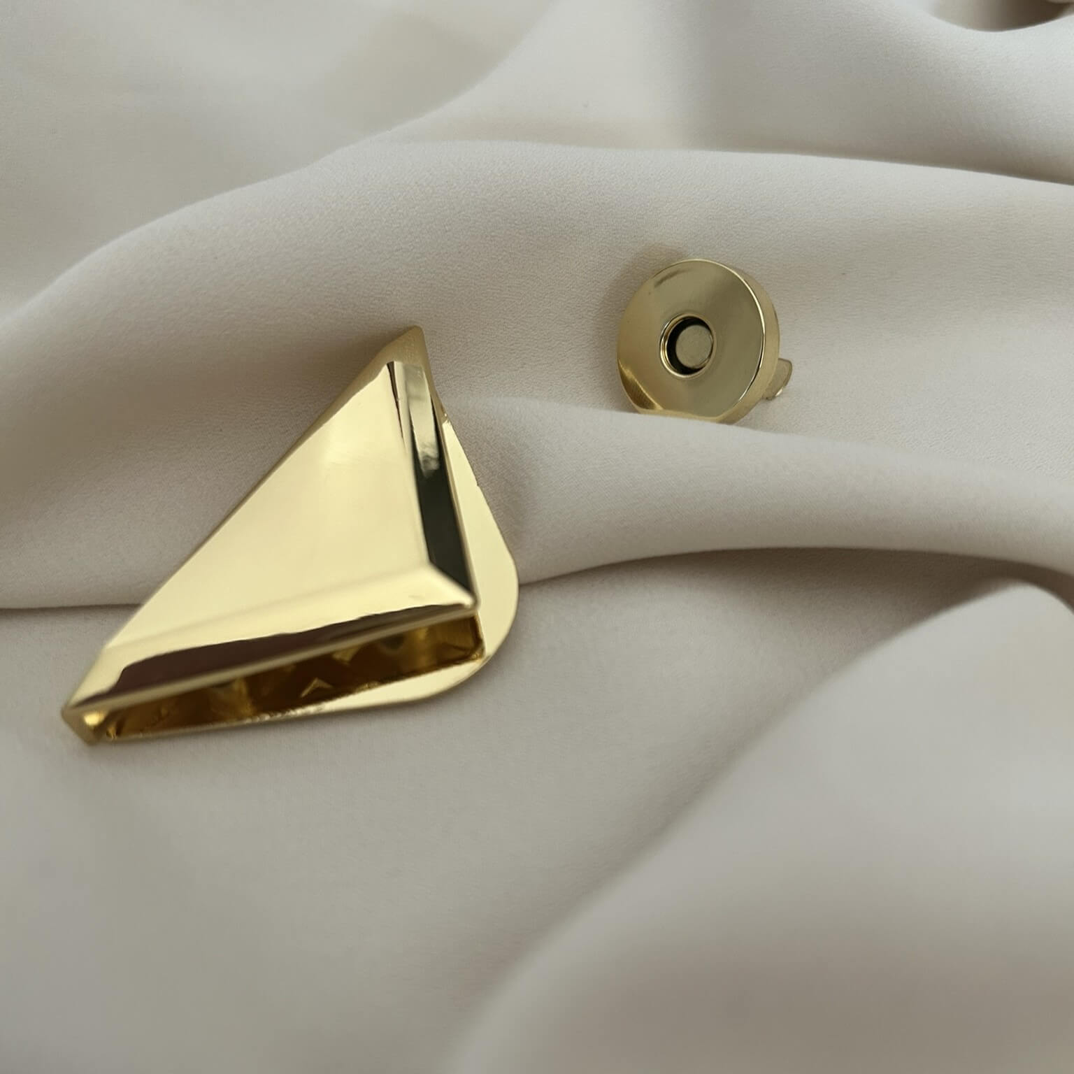 Chiusura a cartella a forma di triangolo rovesciato dal colore oro e argento