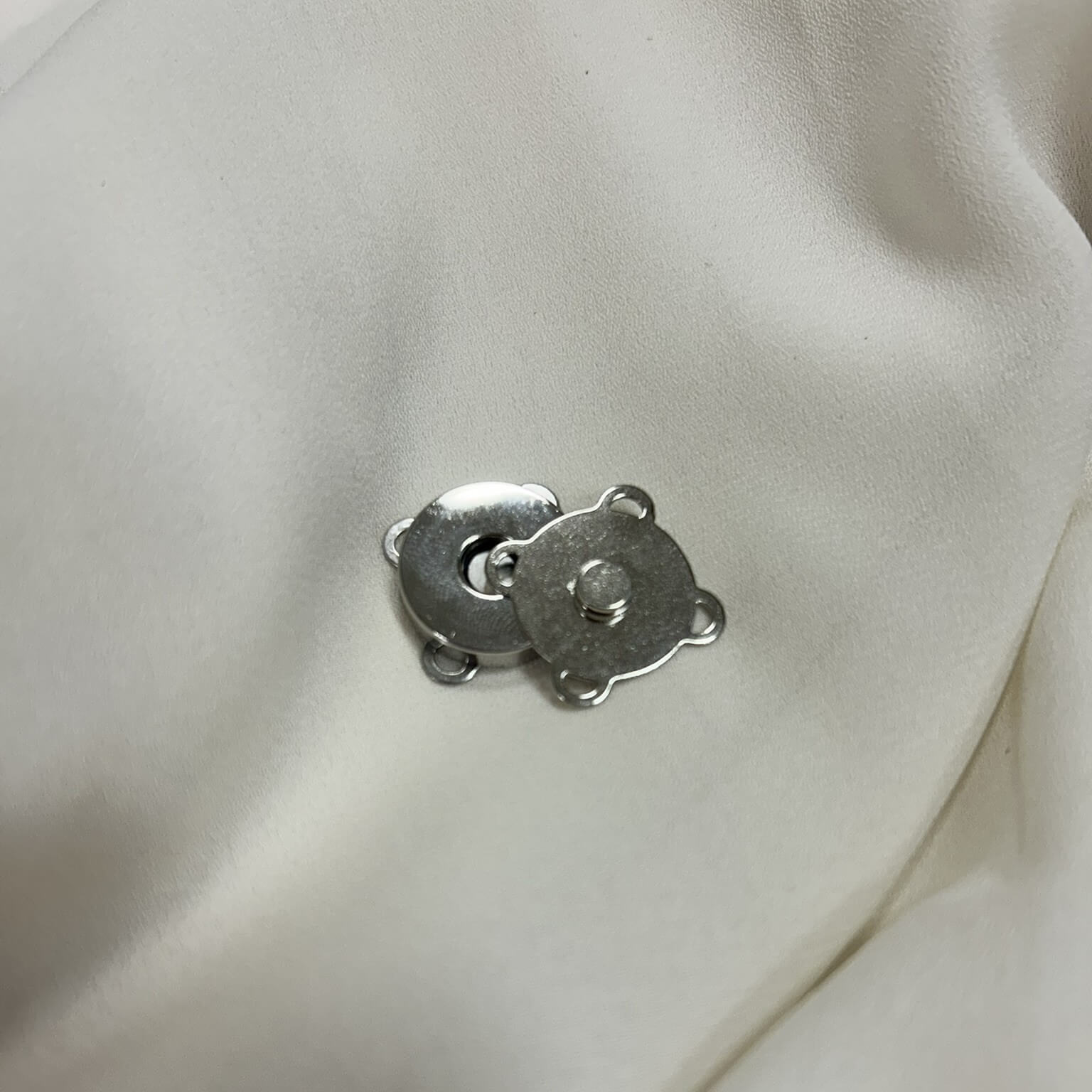 Chiusura a calamita da aggiungere alle borse all'uncinetto usando ago e filo da cucito