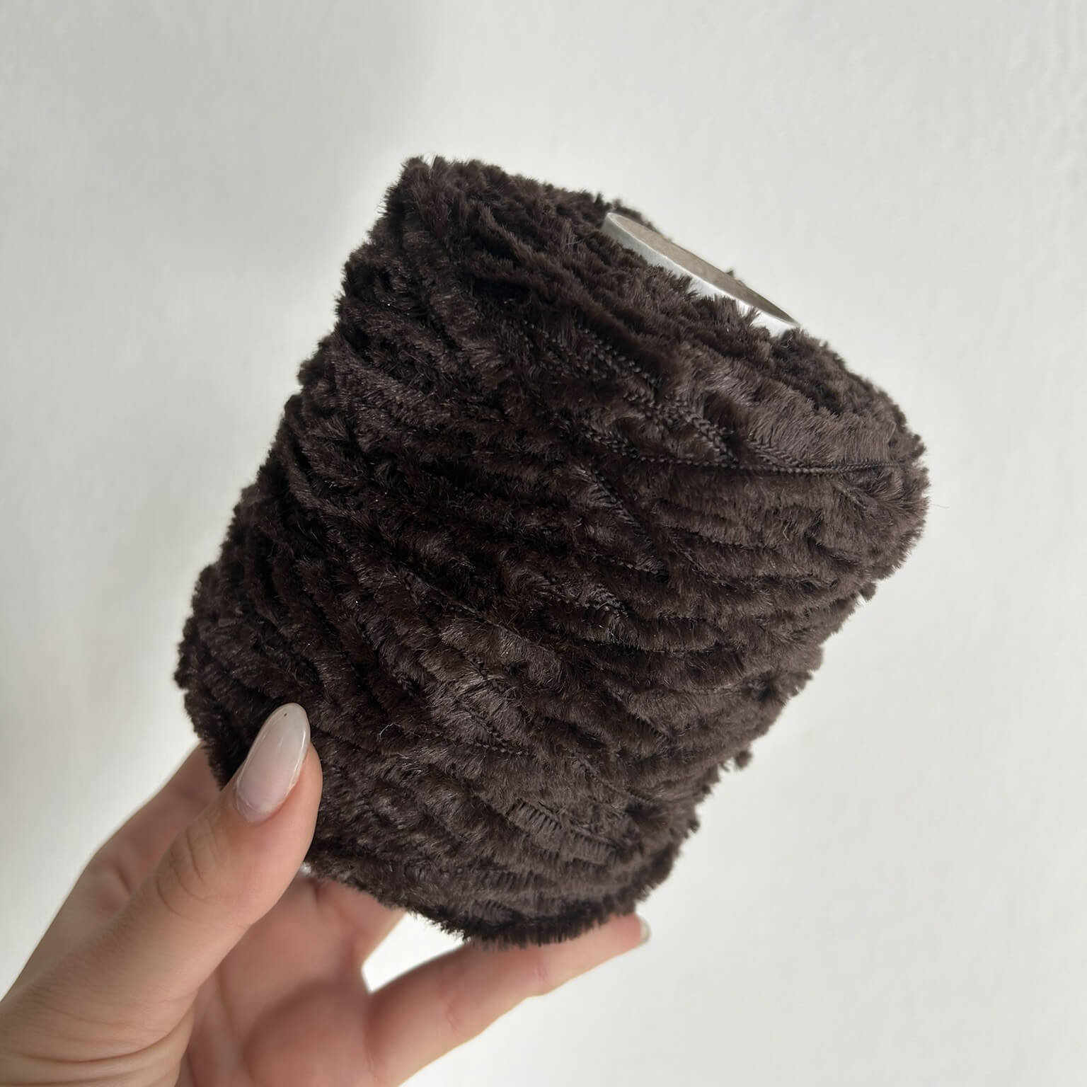 Cordino di ciniglia cioccolato da utilizzare per realizzare borse all'uncinetto