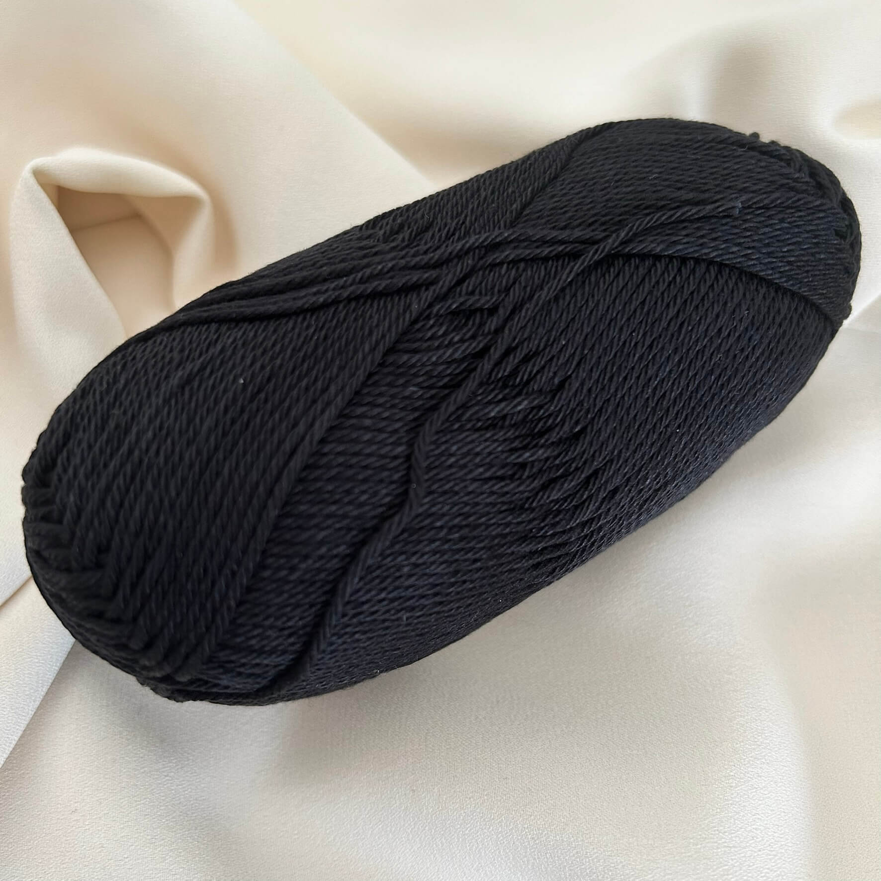 Gomitolo di cotone nero per borse, abiti e accessori all'uncinetto - Filato sottile e morbido dalla forma tubolare