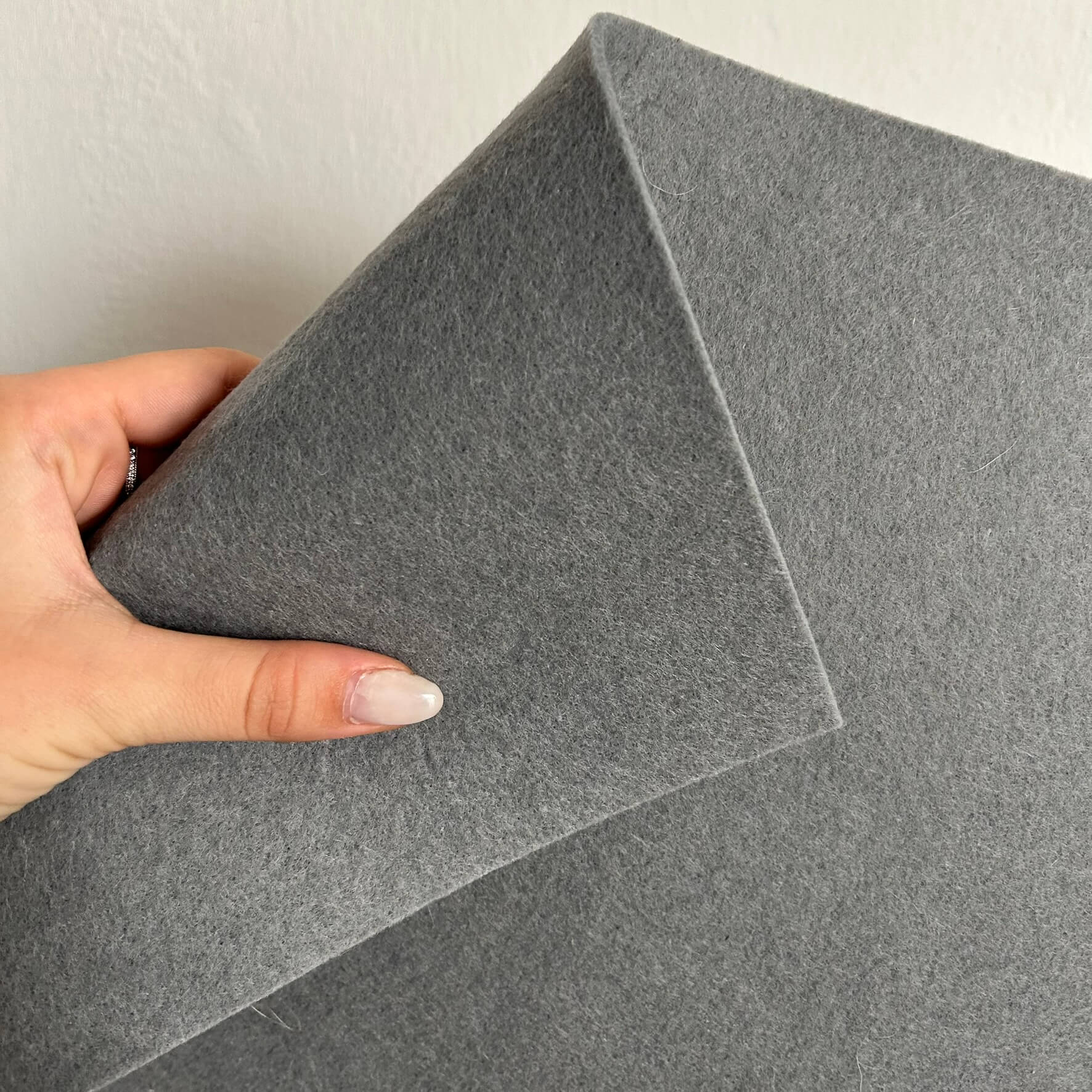 Feltro grigio per irrigidire le nostre borse all'uncinetto