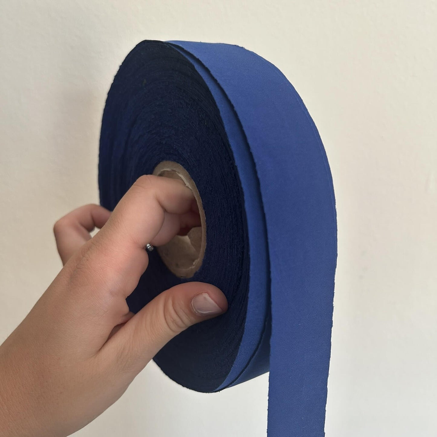 Fettuccia di lycra blu elettrico liscia e leggera per realizzare borse all'uncinetto