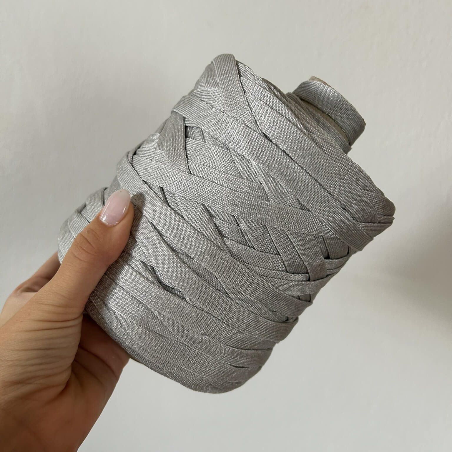 Fettuccia in cordino argento dalla forma a tubolare per borse all'uncinetto - filato made in italy