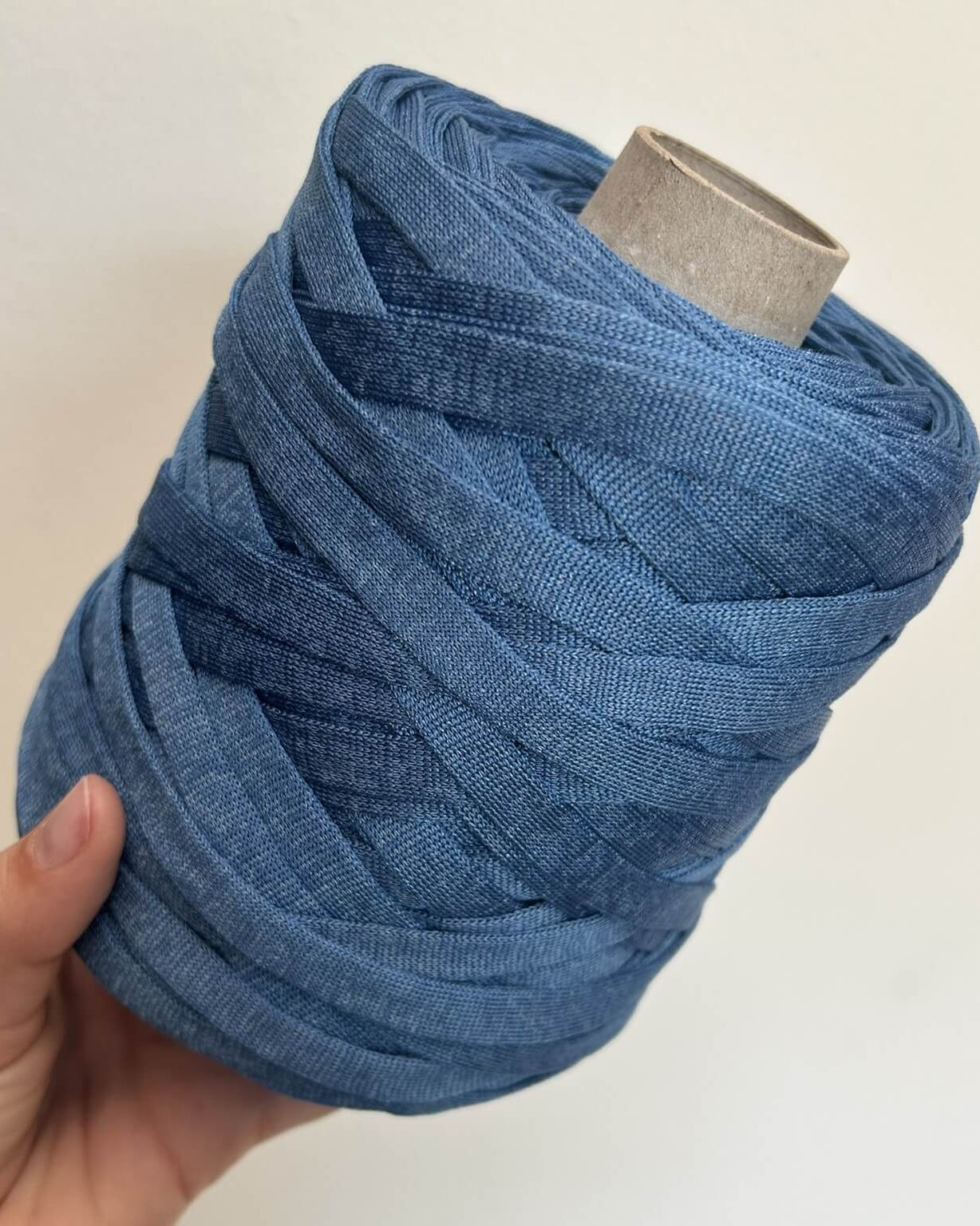 Fettuccia in cordino blu jeans dalla forma a tubolare per borse all'uncinetto - filato made in italy
