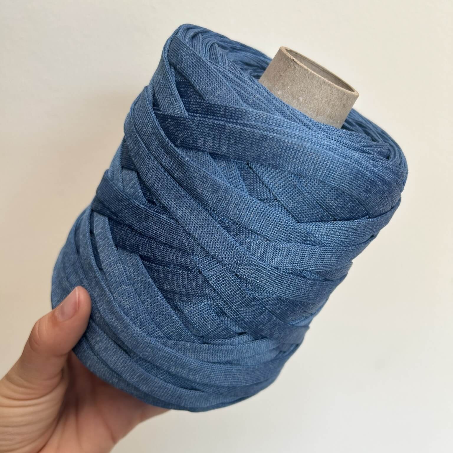 Fettuccia in cordino blu jeans dalla forma a tubolare per borse all'uncinetto - filato made in italy