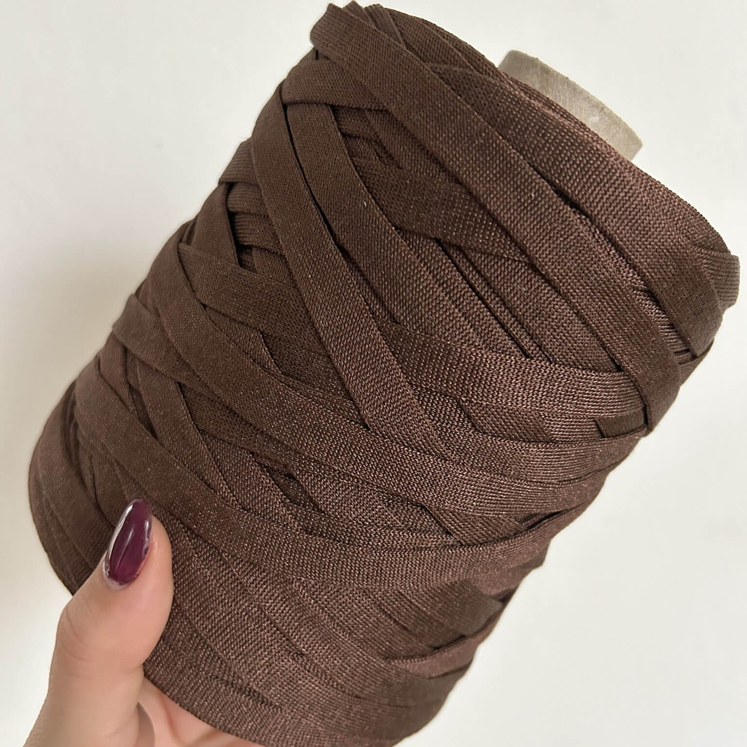 Fettuccia in cordino cioccolato dalla forma a tubolare per borse all'uncinetto - filato made in italy