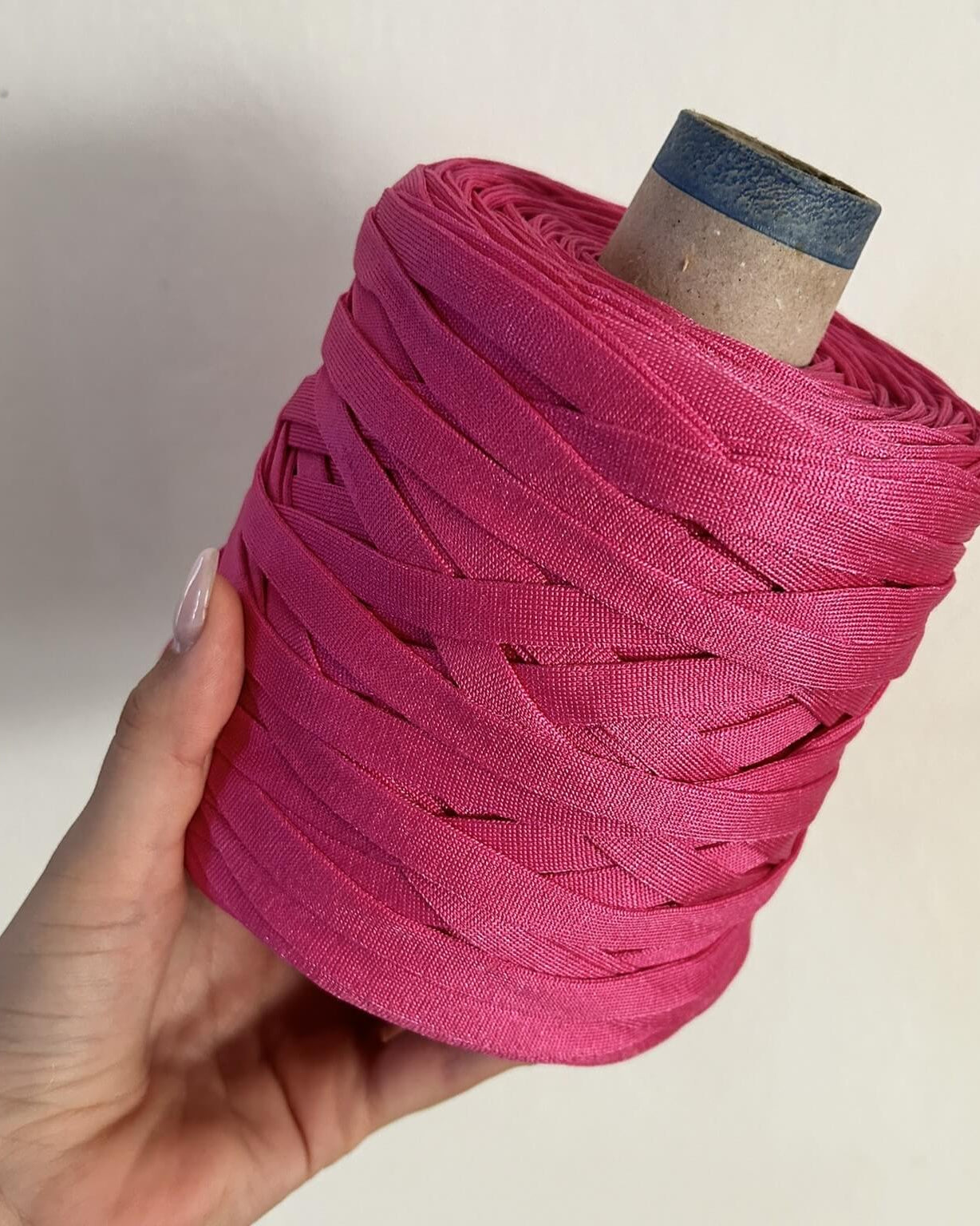 Fettuccia in cordino fucsia dalla forma a tubolare per borse all'uncinetto - filato made in italy