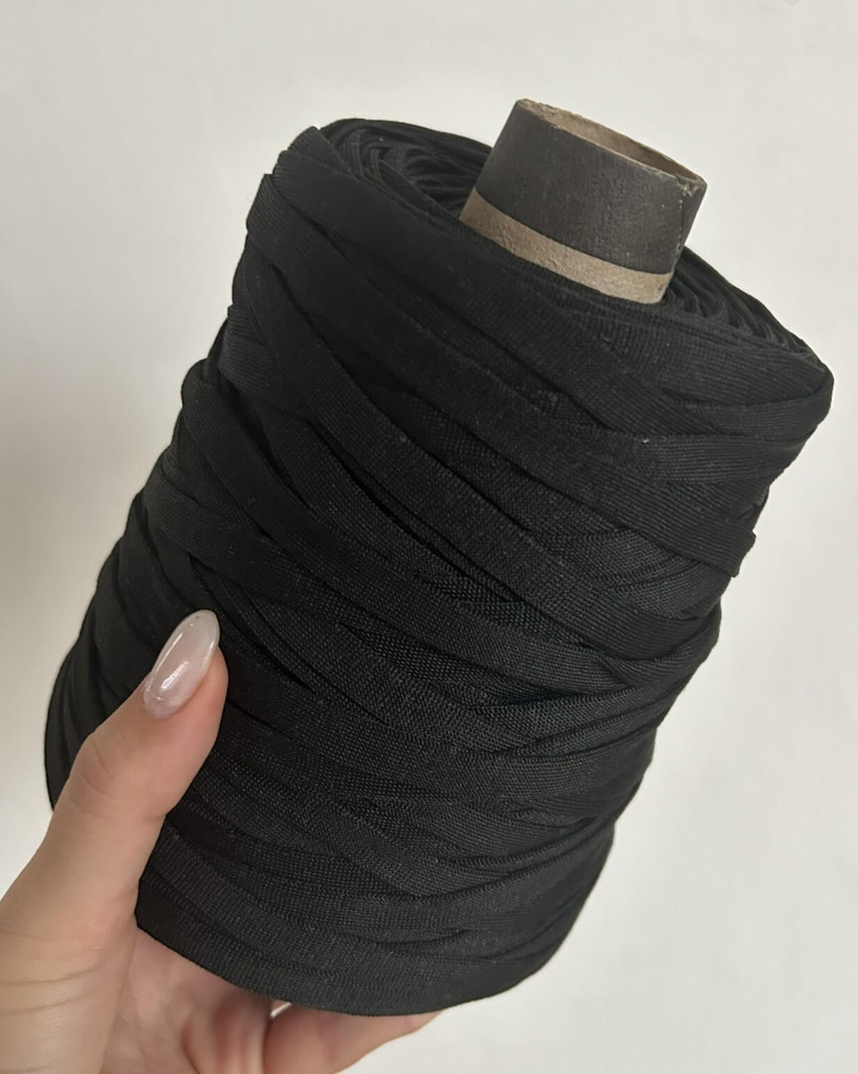 Fettuccia in cordino nero dalla forma a tubolare per borse all'uncinetto - filato made in italy