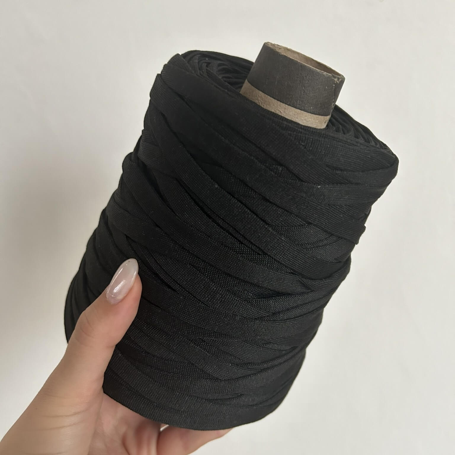 Fettuccia in cordino nero dalla forma a tubolare per borse all'uncinetto - filato made in italy
