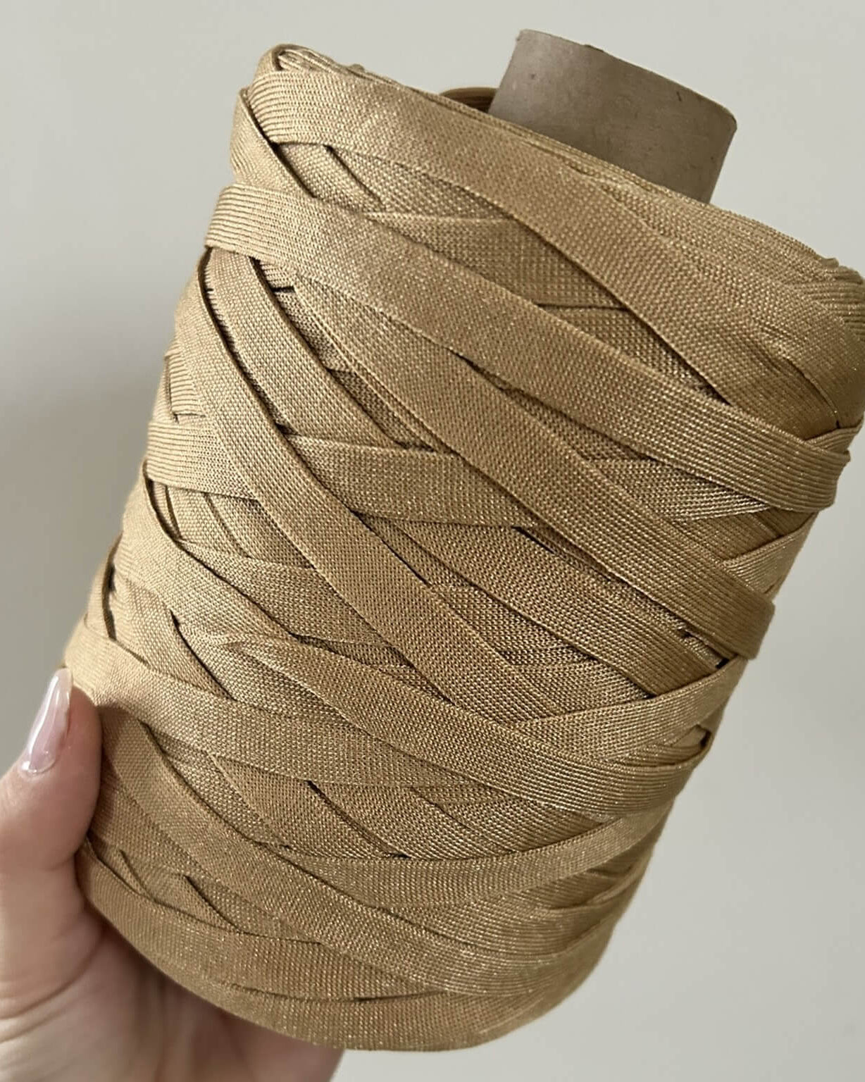 Fettuccia in cordino oro dalla forma a tubolare per borse all'uncinetto - filato made in italy