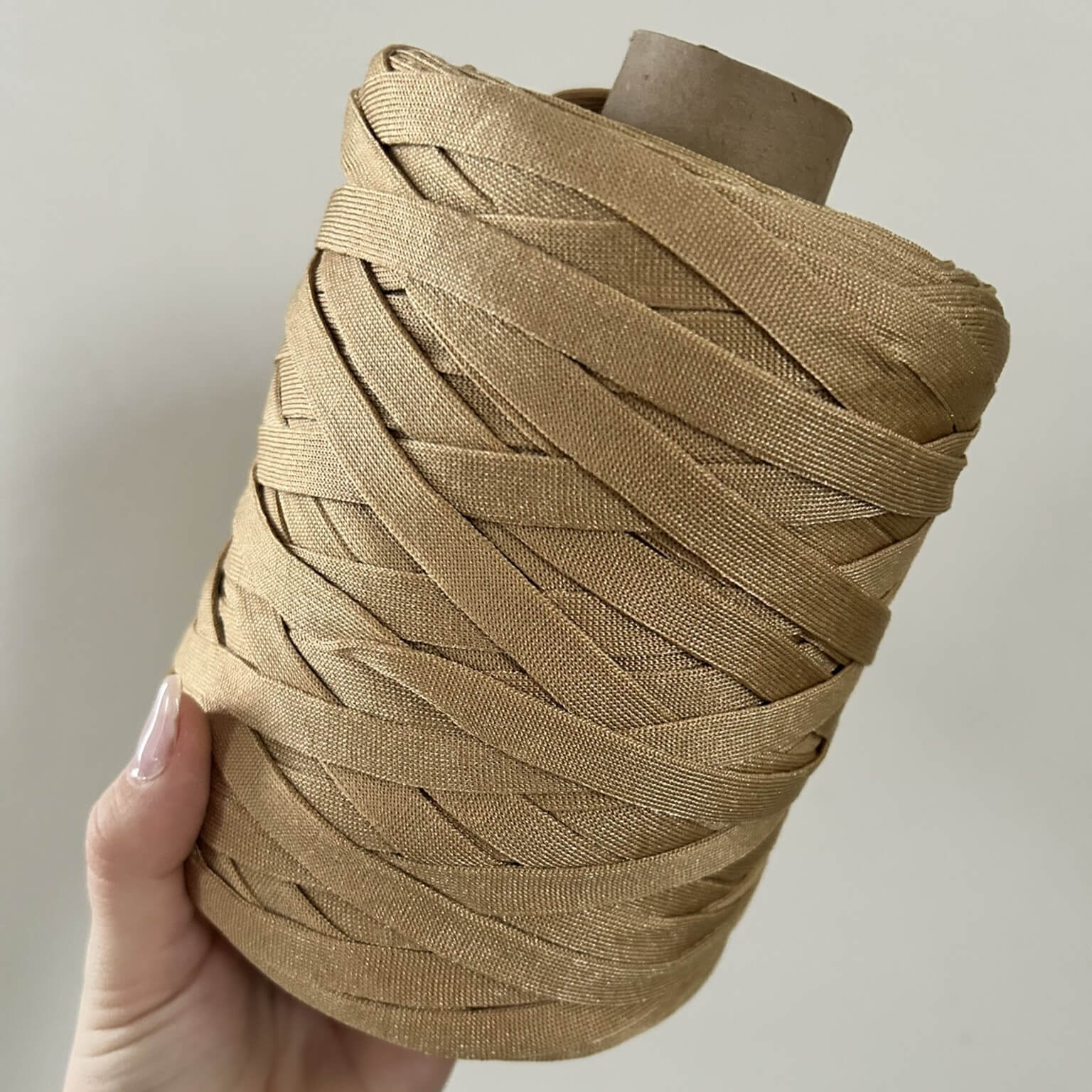 Fettuccia in cordino oro dalla forma a tubolare per borse all'uncinetto - filato made in italy