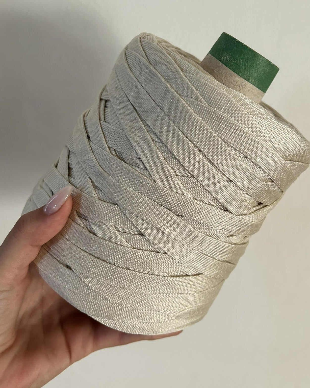 Fettuccia in cordino bianco panna dalla forma a tubolare per borse all'uncinetto - filato made in italy