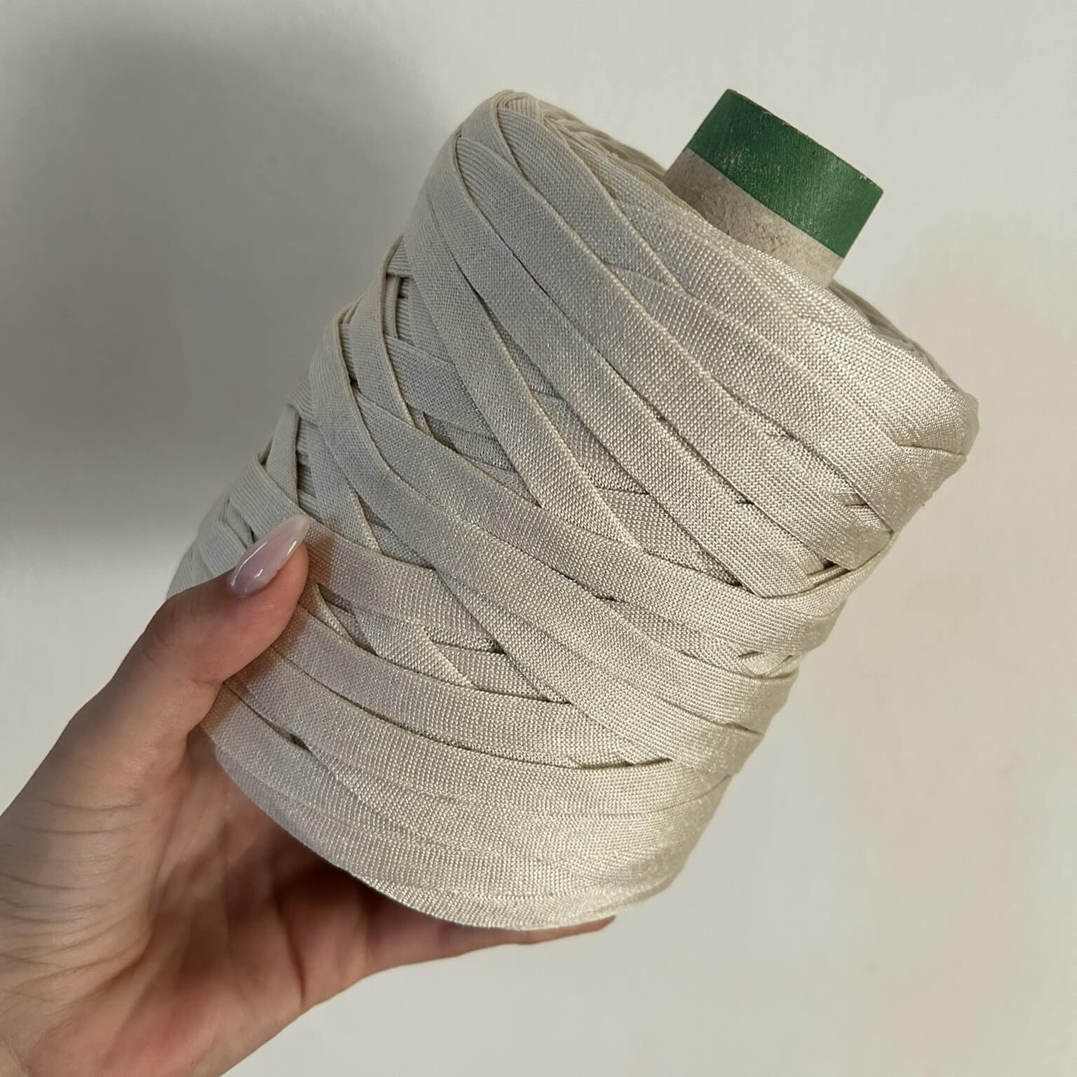 Fettuccia in cordino bianco panna dalla forma a tubolare per borse all'uncinetto - filato made in italy