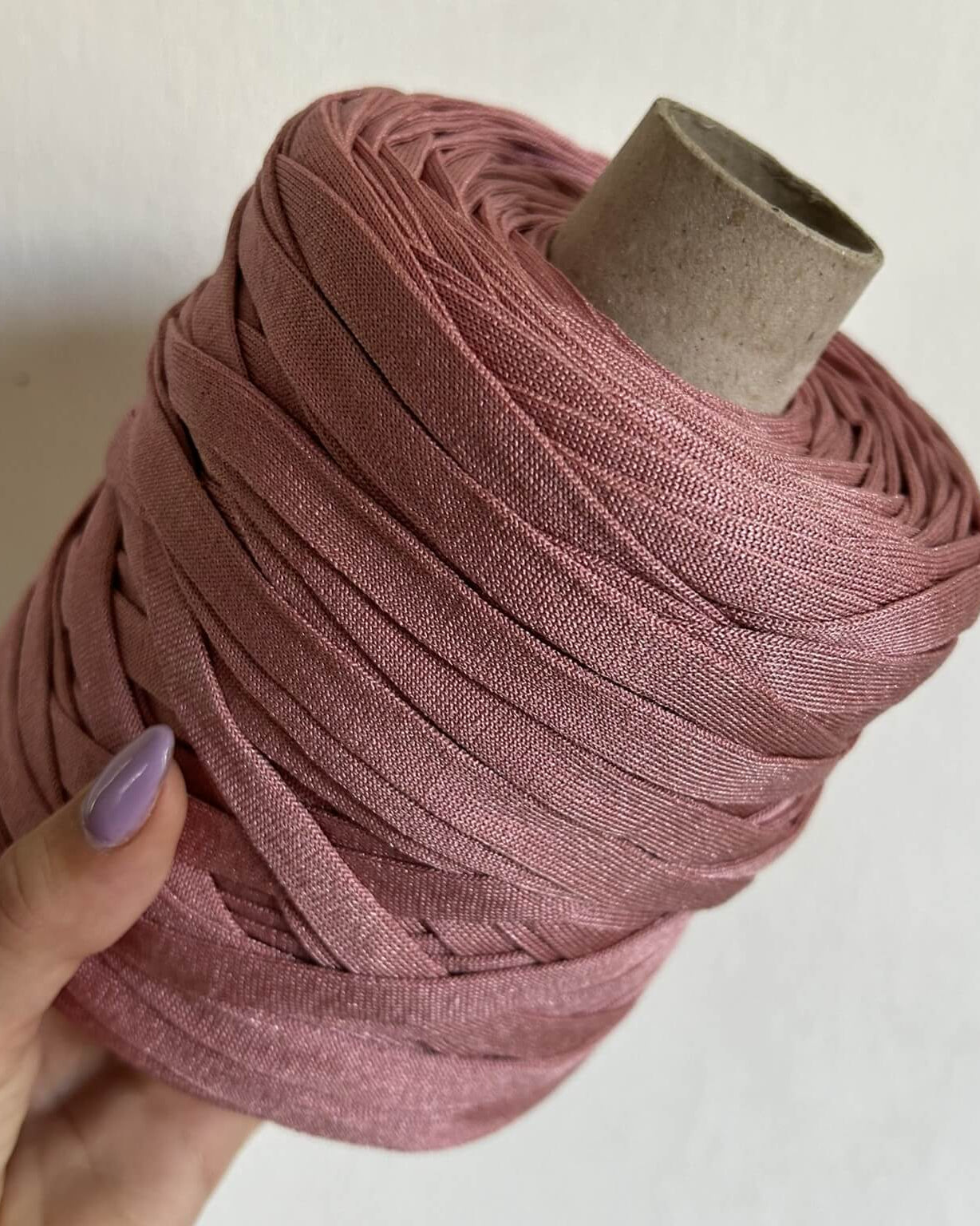 Fettuccia in cordino rosa antico dalla forma a tubolare per borse all'uncinetto - filato made in italy