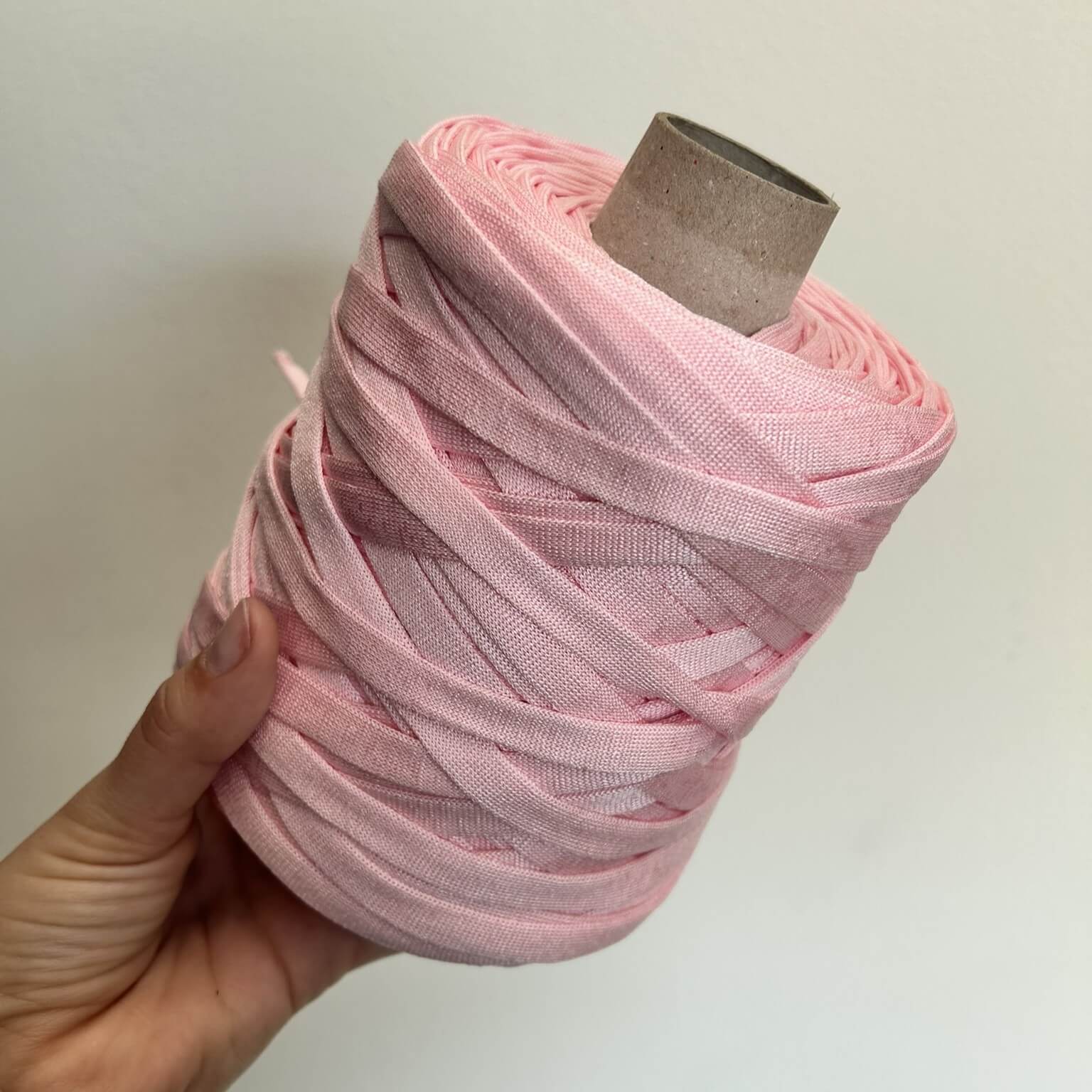 Fettuccia in cordino rosa confetto dalla forma a tubolare per borse all'uncinetto - filato made in italy