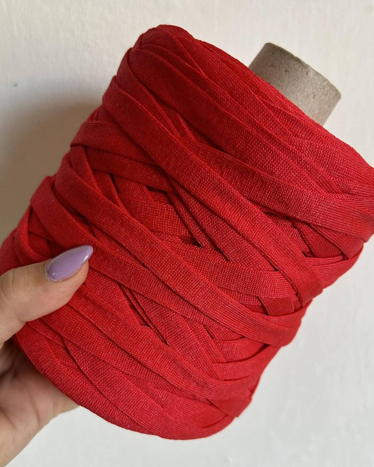 Fettuccia in cordino rosso dalla forma a tubolare per borse all'uncinetto - filato made in italy