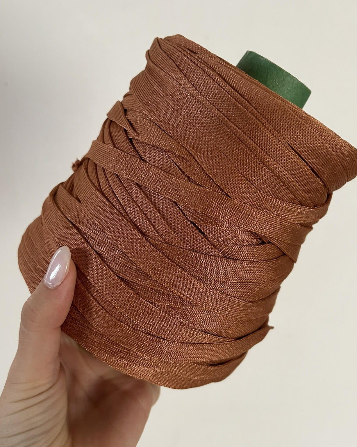 Fettuccia in cordino ruggine dalla forma a tubolare per borse all'uncinetto - filato made in italy