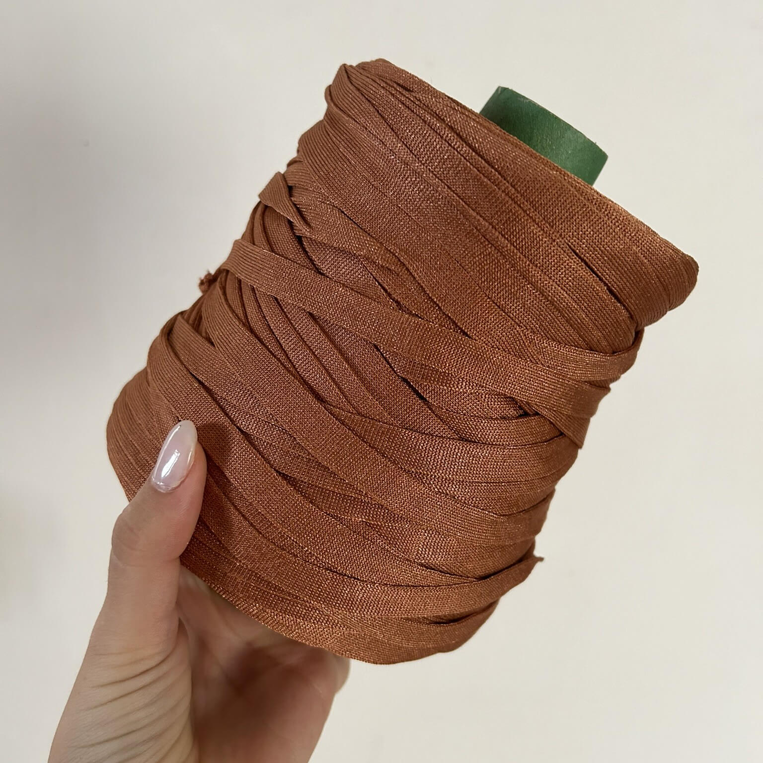 Fettuccia in cordino ruggine dalla forma a tubolare per borse all'uncinetto - filato made in italy