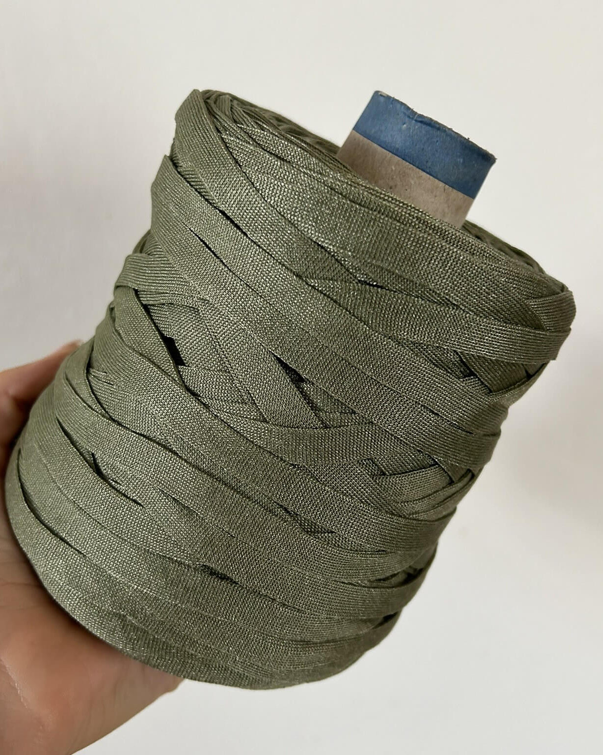 Fettuccia in cordino verde militare dalla forma a tubolare per borse all'uncinetto - filato made in italy