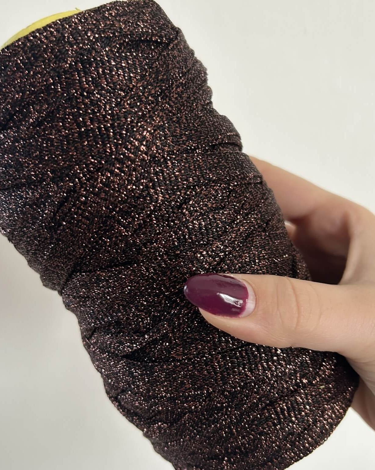 Fettuccia lurex in tulle brillante dal colore cioccolato per borse all’uncinetto -filato tubolare Made in Italy