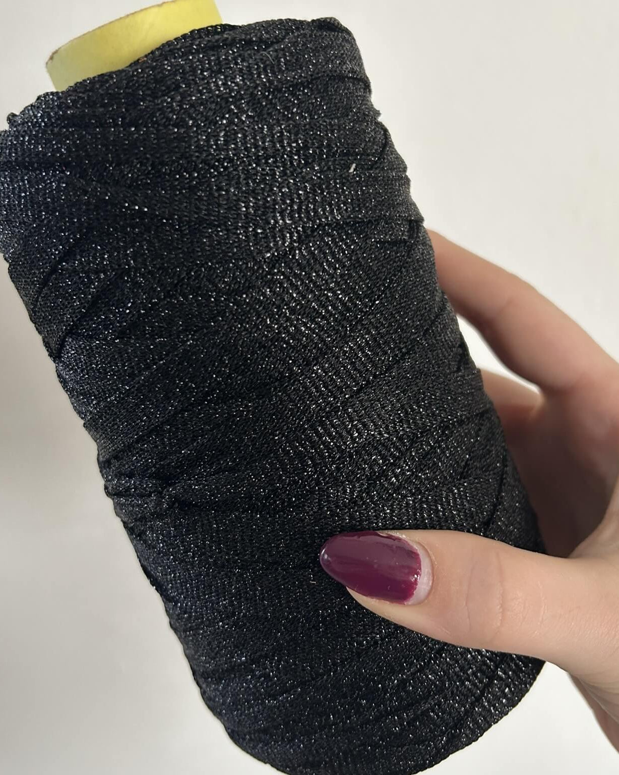 Fettuccia lurex in tulle brillante dal colore nero per borse all’uncinetto -filato tubolare Made in Italy