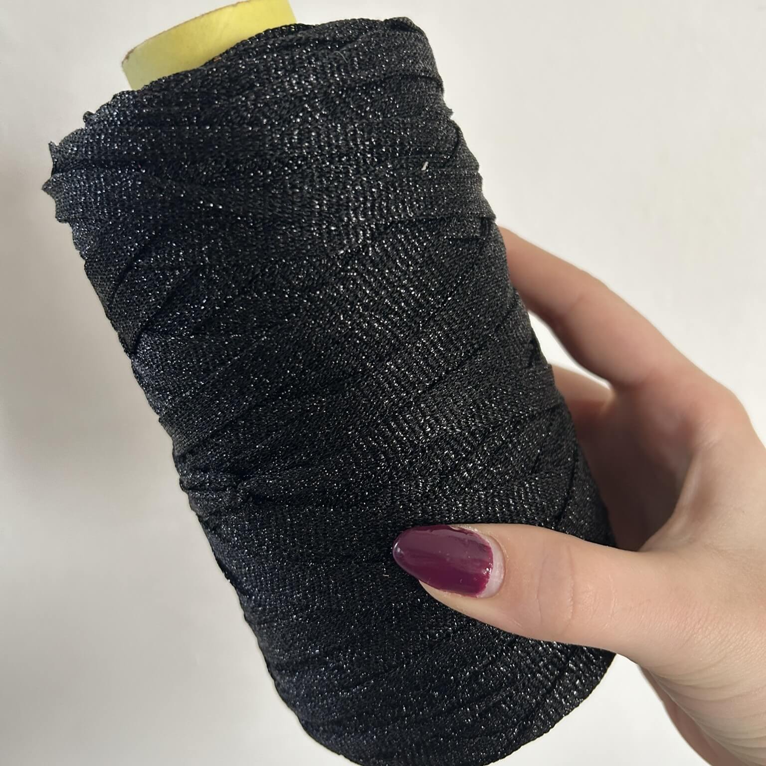 Fettuccia lurex in tulle brillante dal colore nero per borse all’uncinetto -filato tubolare Made in Italy