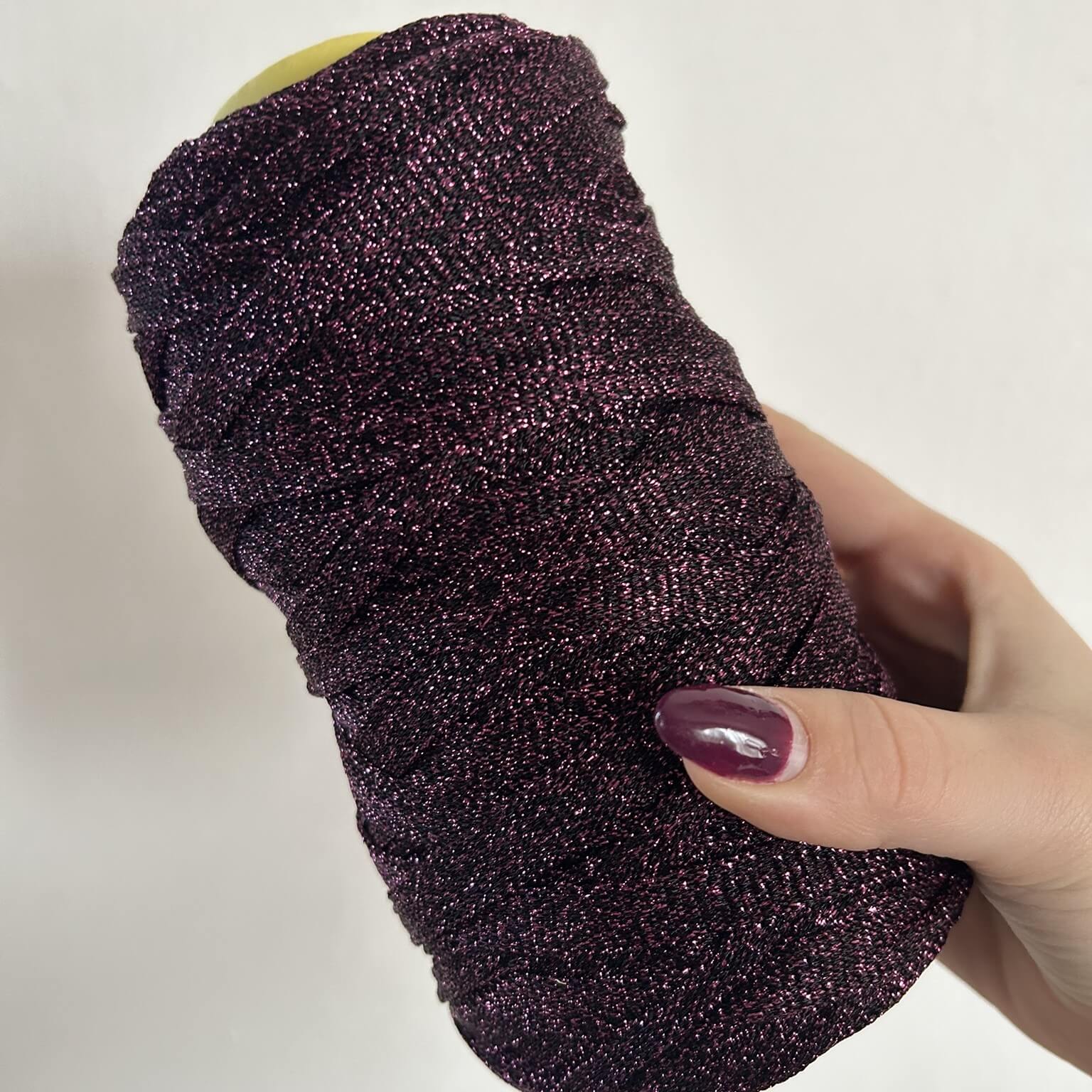 Fettuccia lurex in tulle brillante dal colore porpora per borse all’uncinetto -filato tubolare Made in Italy