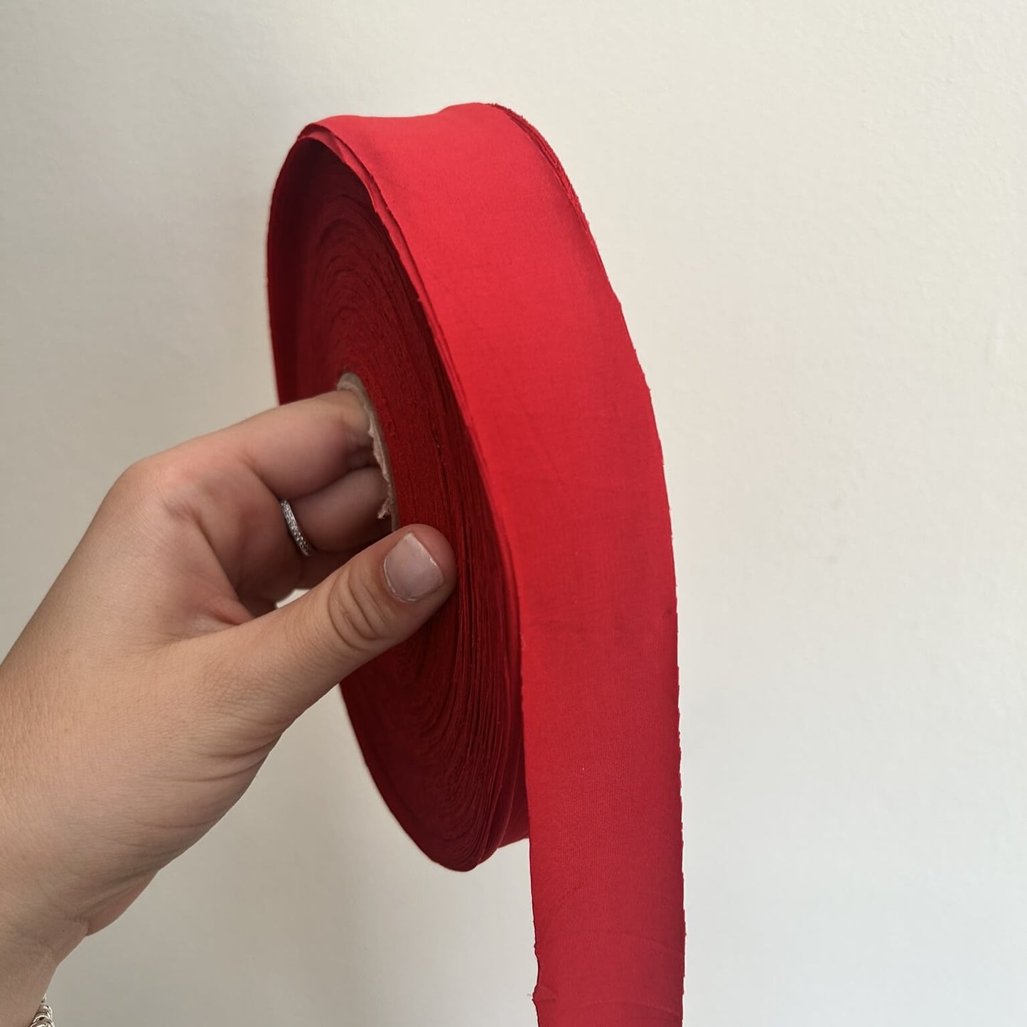 Fettuccia di lycra rosso liscia e leggera per realizzare borse all'uncinetto