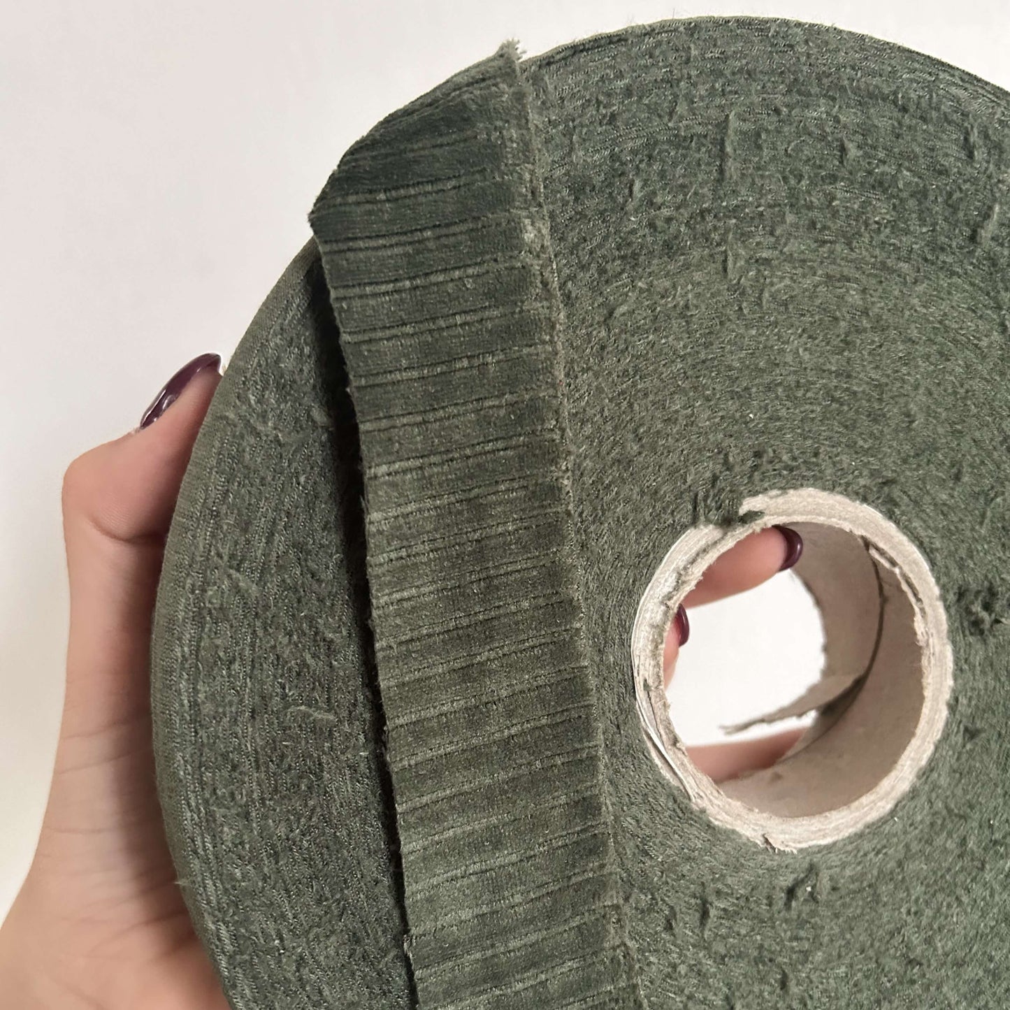 Fettuccia in ciniglia elastica, leggera e molto morbida per realizzare borse all'uncinetto