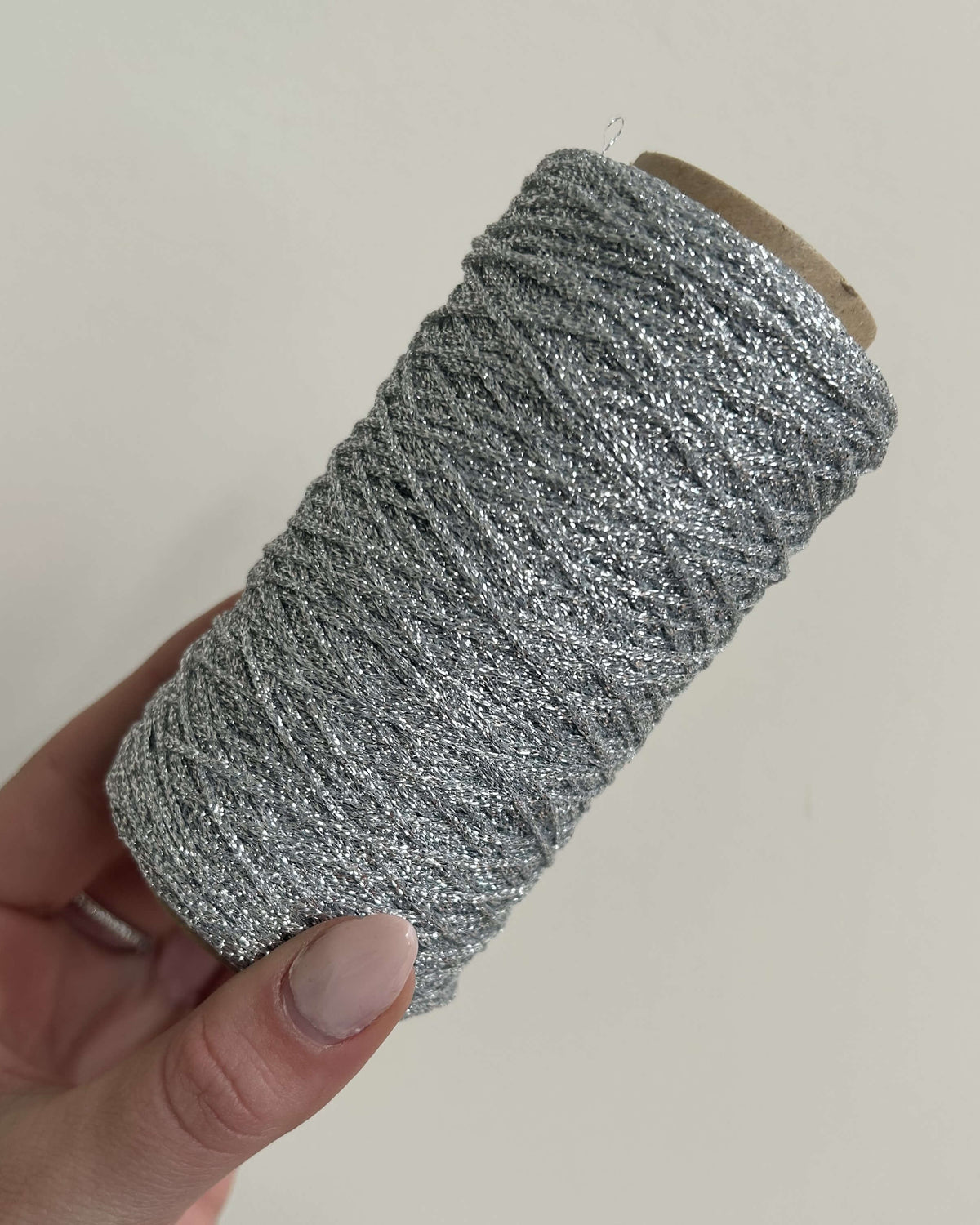 Filo lurex argento da lavorare assieme a fettucce e cordini per realizzare borse all'uncinetto