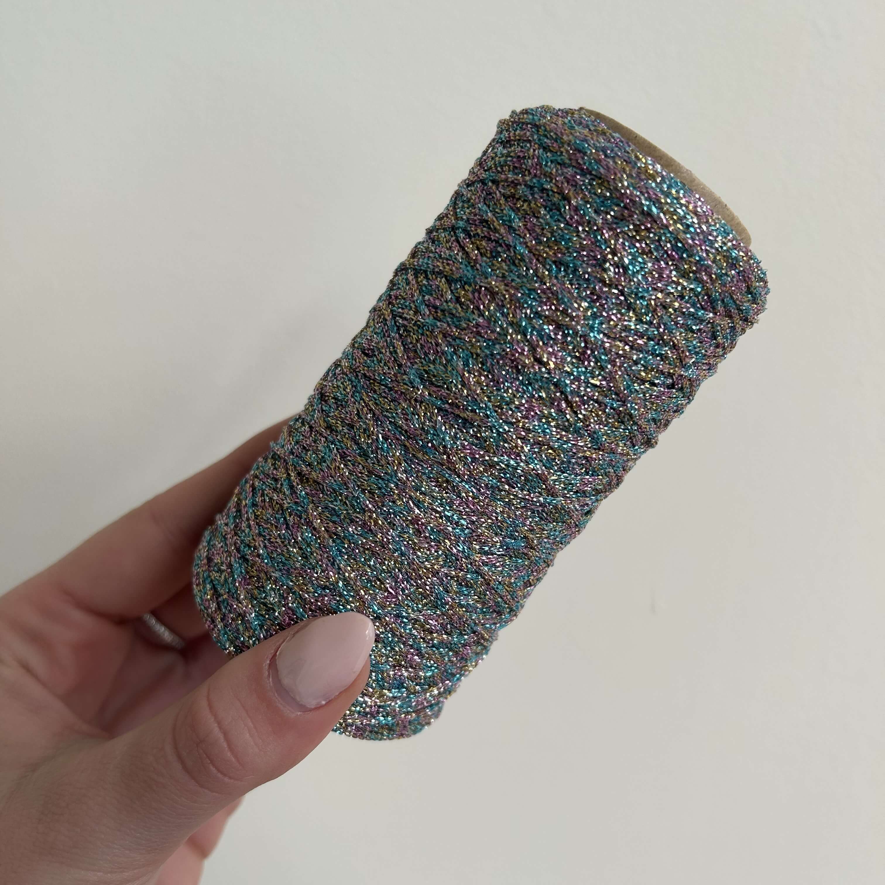 Filo lurex multicolore da lavorare assieme a fettucce e cordini per realizzare borse all'uncinetto