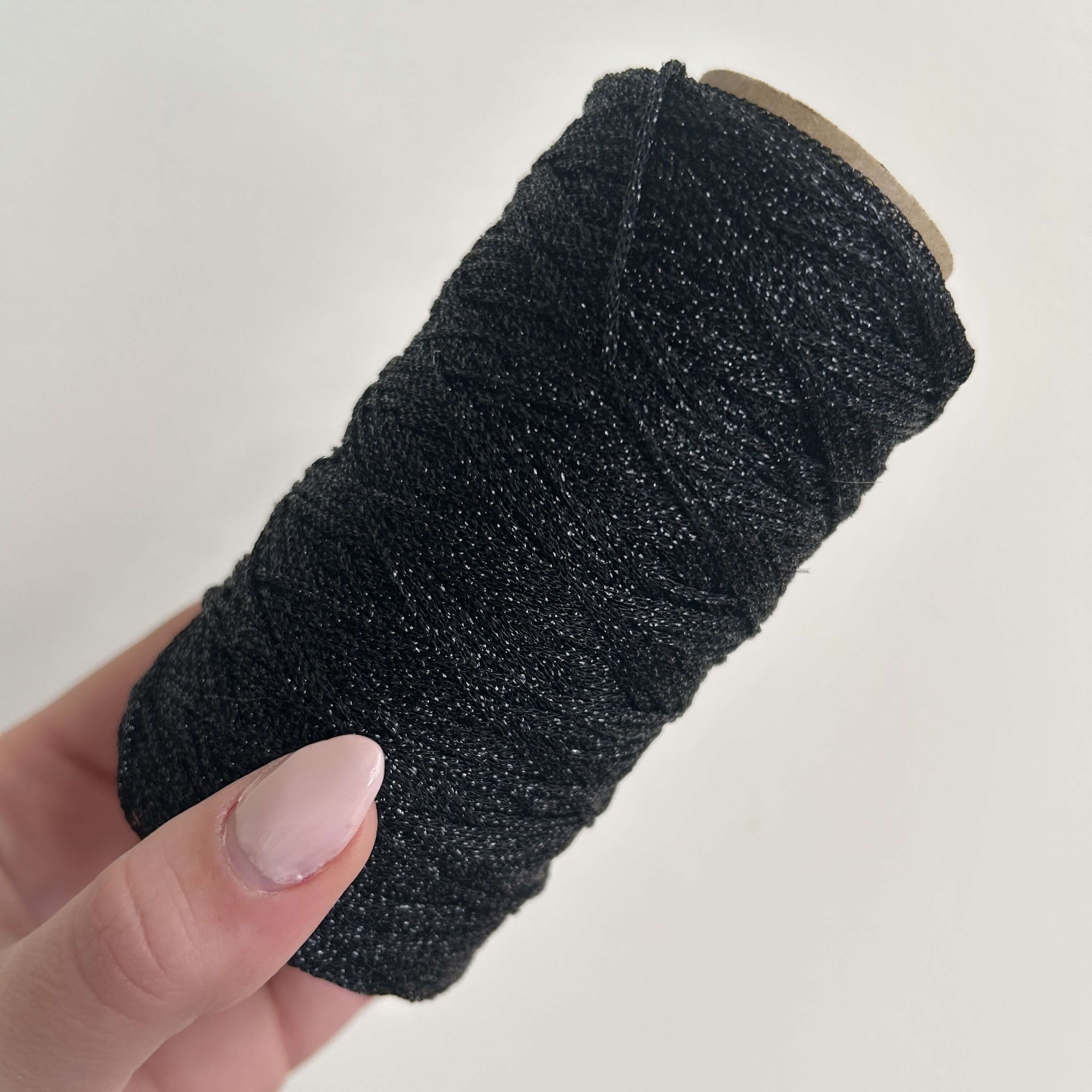 Filo lurex nero da lavorare assieme a fettucce e cordini per realizzare borse all'uncinetto