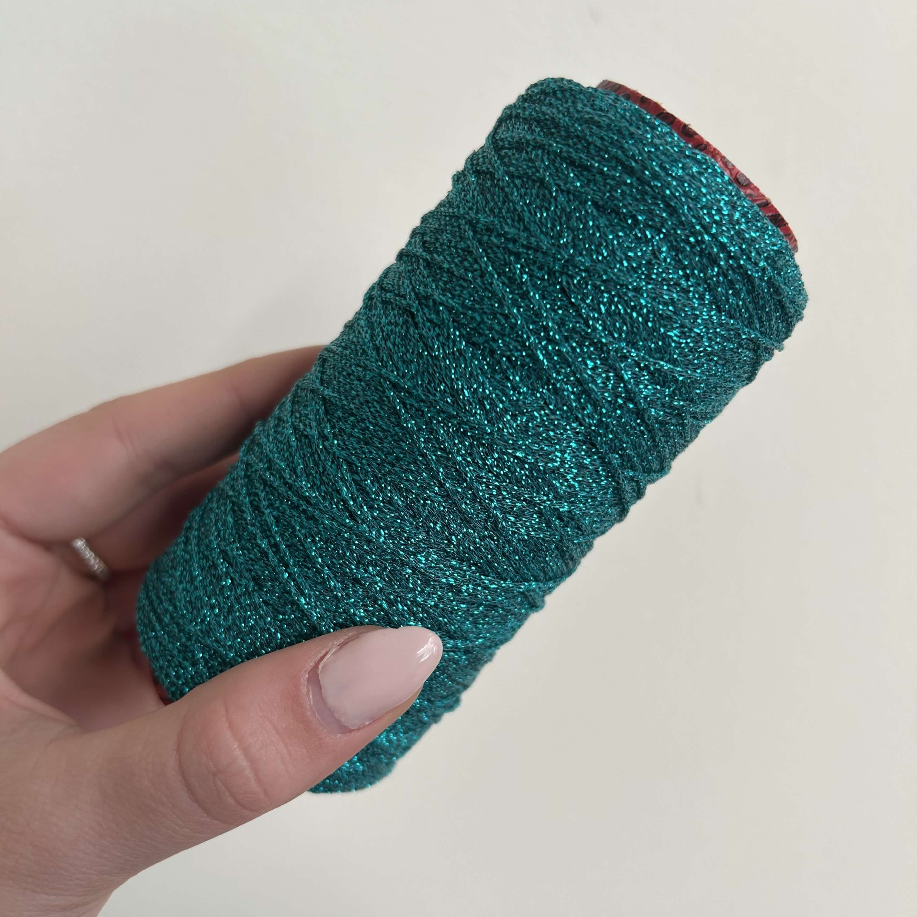 Filo lurex blu da lavorare assieme a fettucce e cordini per realizzare borse all'uncinetto