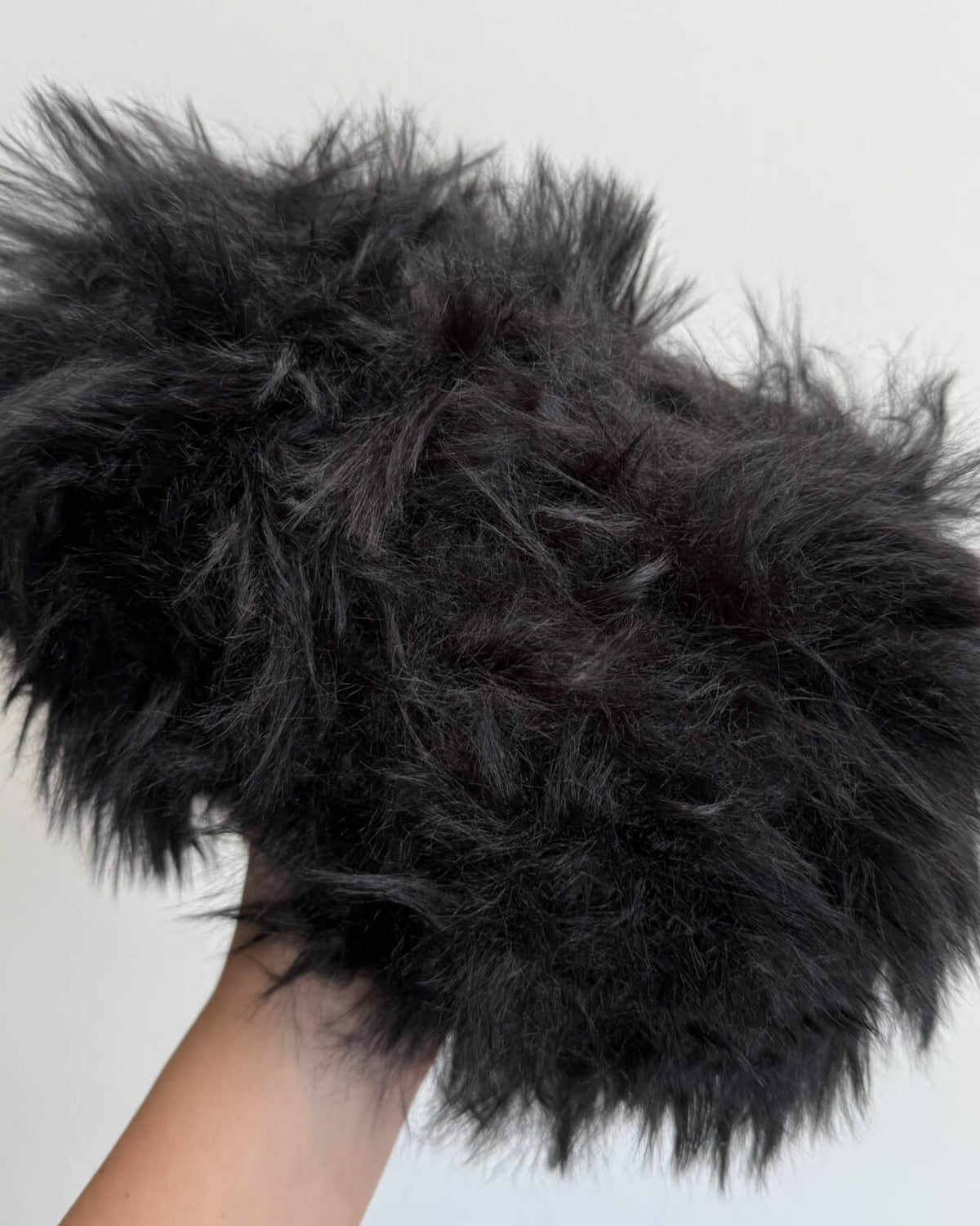 Filato peloso 200g nero per borse all'uncinetto – effetto pelliccia scura handmade
