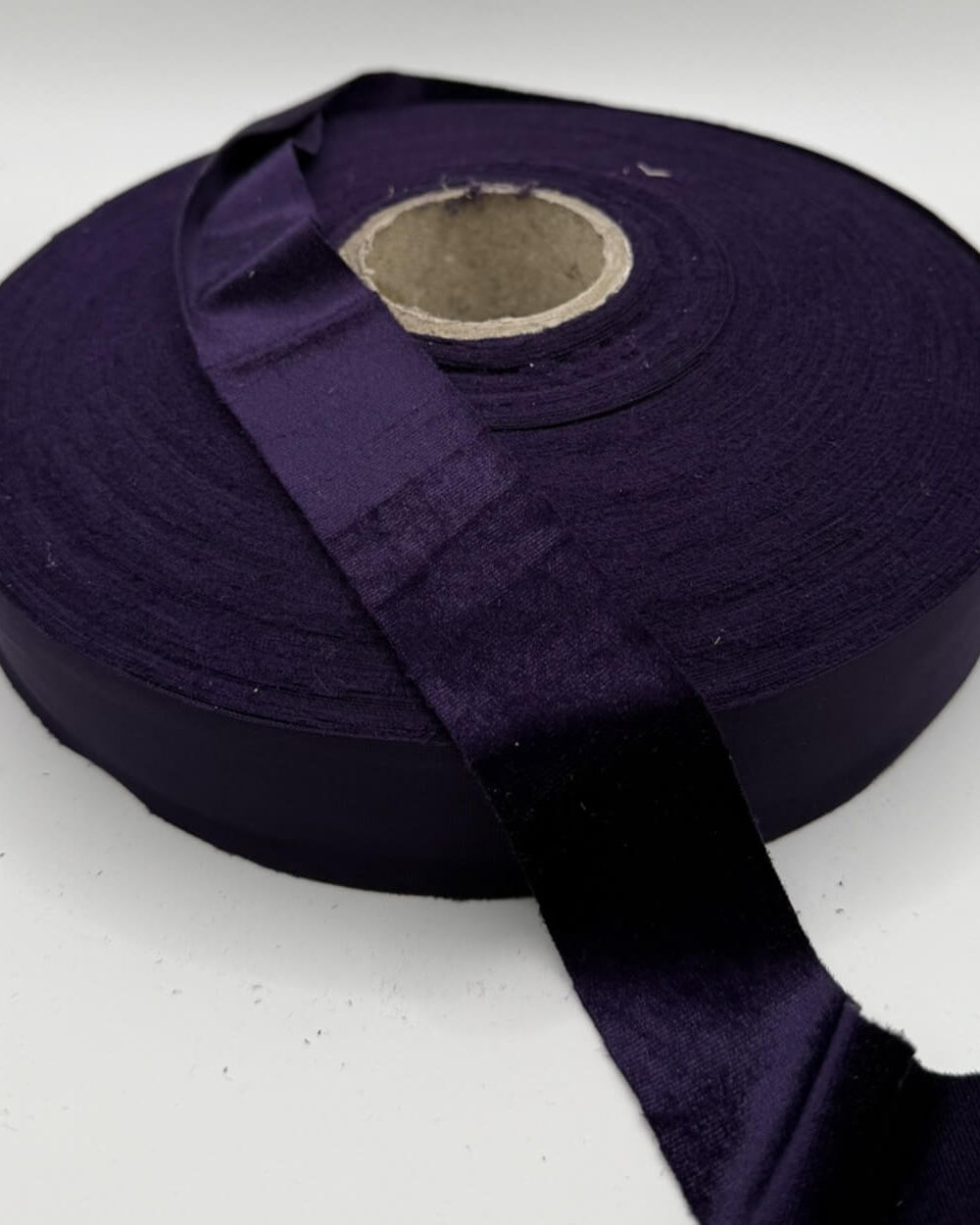 Borsa Vivienne all'uncinetto in colore scuro – kit completo con velluto liscio