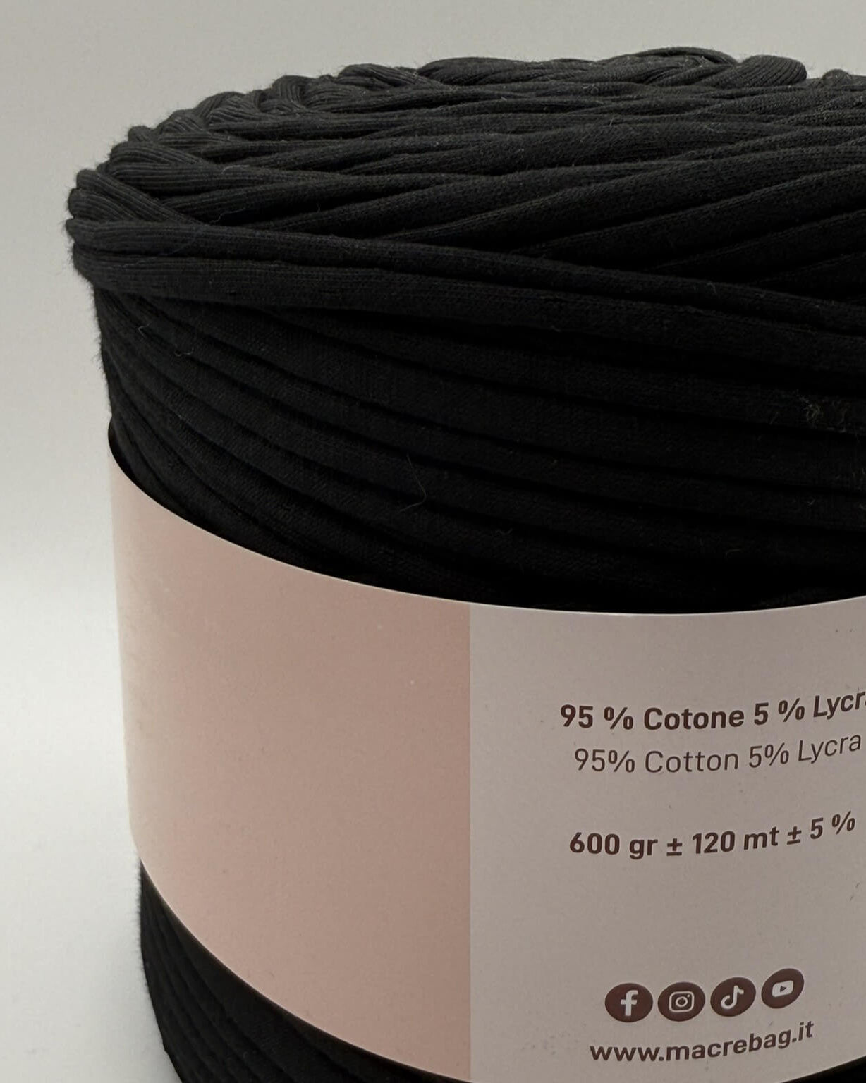 Dettaglio fettuccia cotone riciclato per borsa handmade all'uncinetto