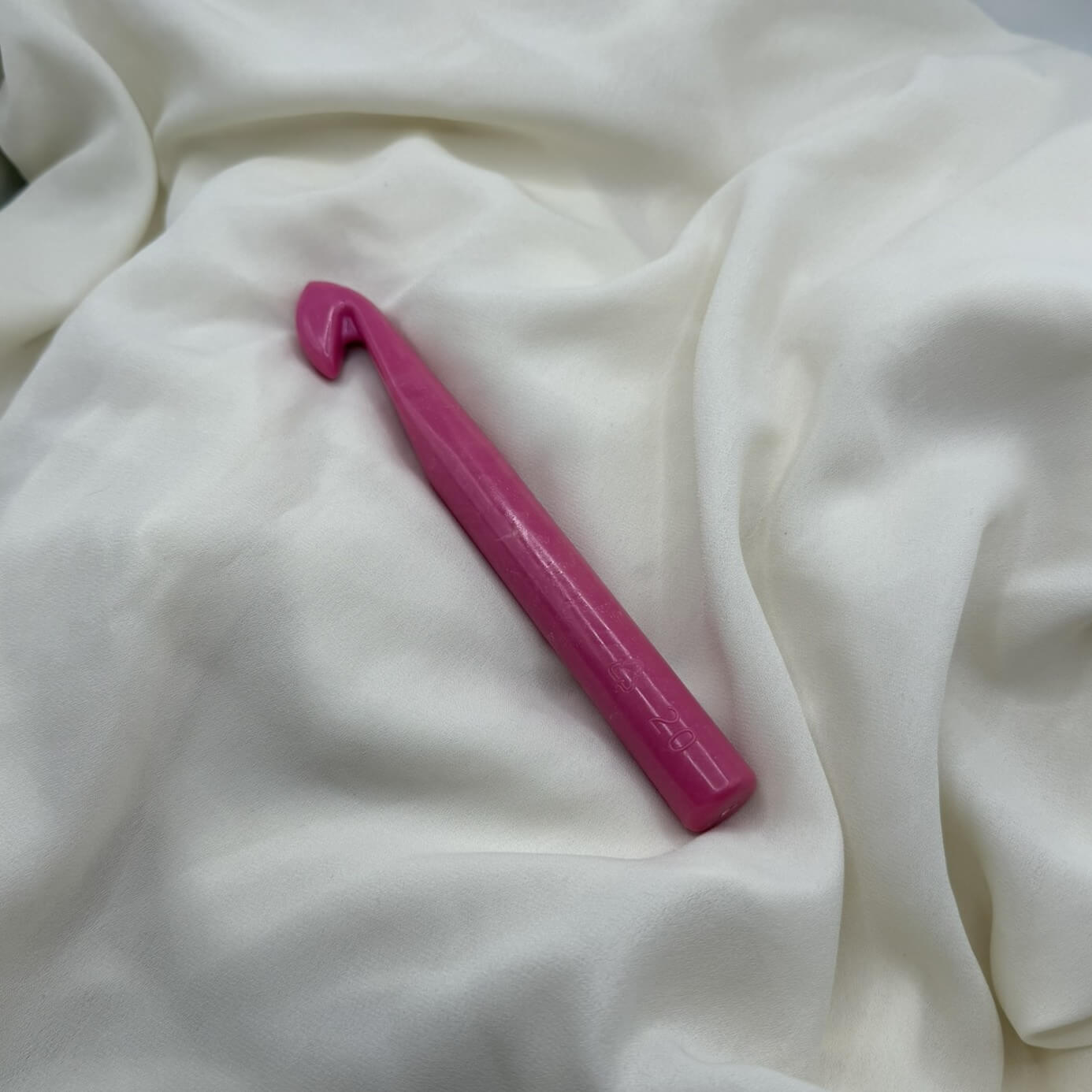 Uncinetto numero 12 in plastica rosa per filati voluminosi e borse all'uncinetto