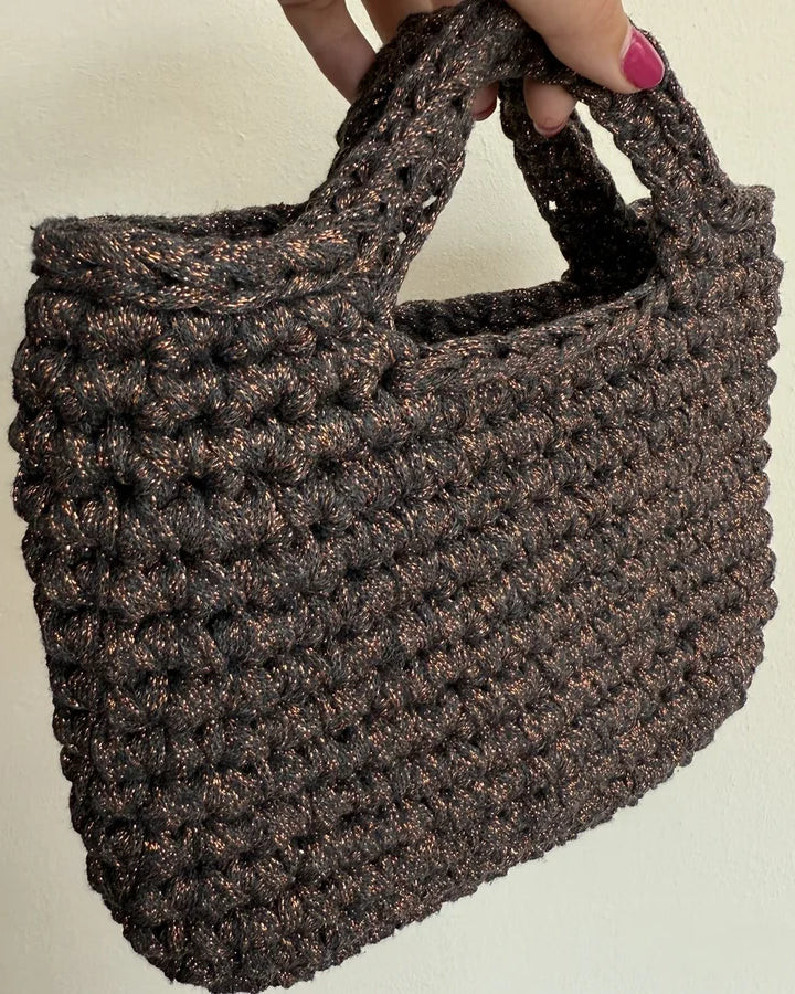 Borsa Perla all'uncinetto finita – mini borsa gioiello con cordino lurex e manico