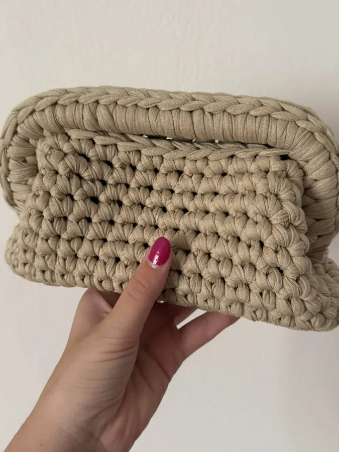 Tutorial borsa Ada all'uncinetto gratuito – clutch bag elegante con fettuccia lycra