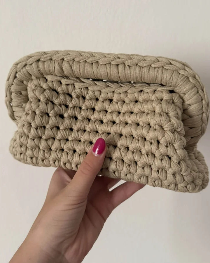 Tutorial borsa Ada all'uncinetto gratuito – clutch bag elegante con fettuccia lycra