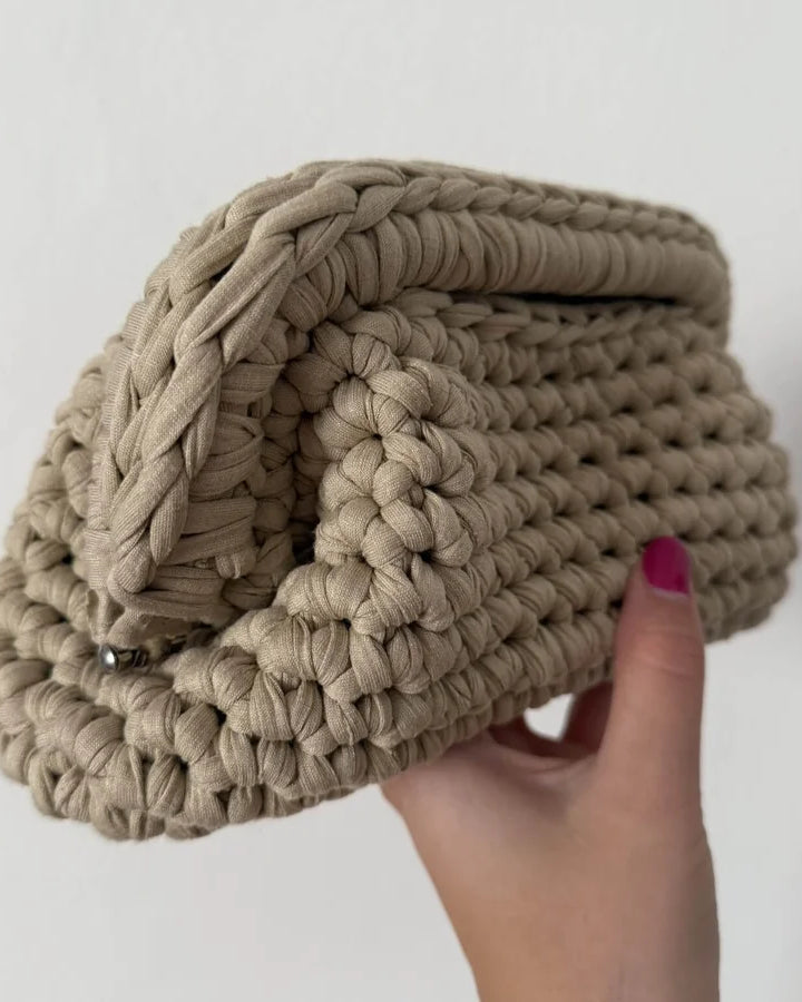 Borsa Ada all'uncinetto finita – clutch bag elegante fatta a mano con fettuccia lycra